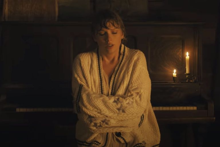 Puedes comprar el suéter exacto que Taylor Swift usa en su "Cardigan" video musical