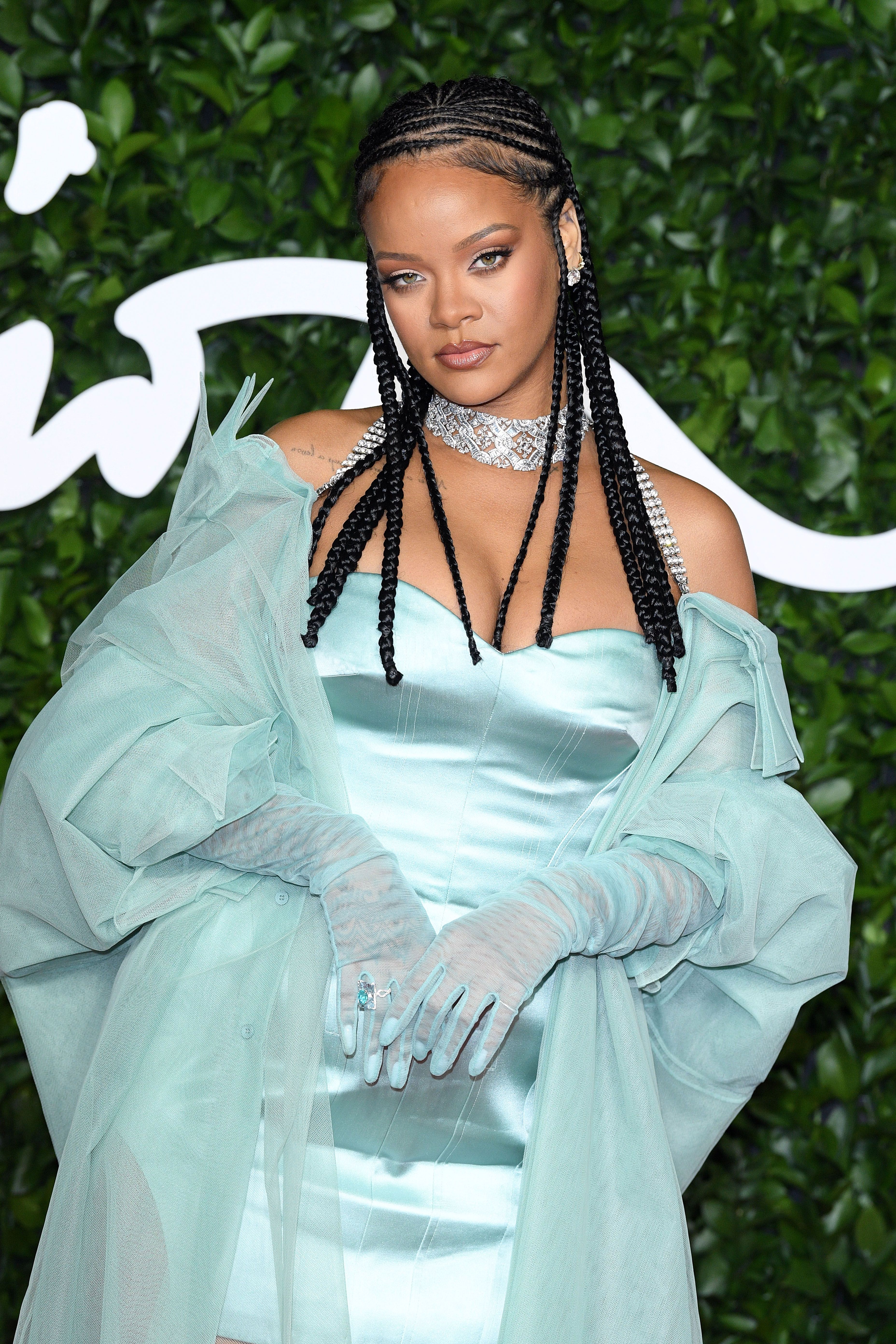 Rihanna finalmente anunció la fecha de lanzamiento de "Fenty Skin" y mi cara está tan lista...