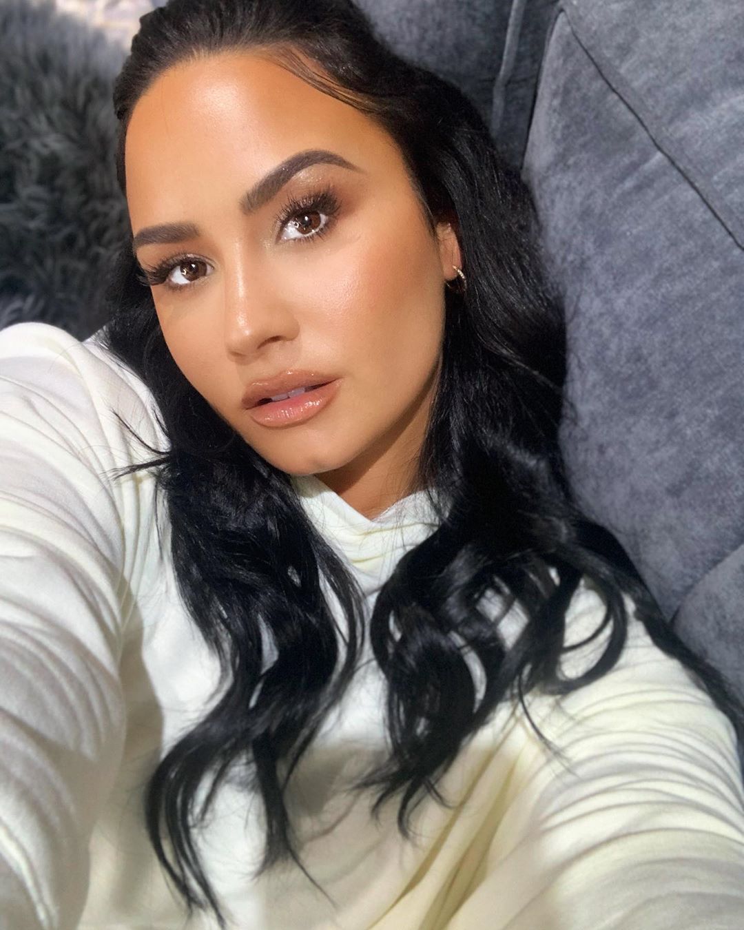 Demi Lovato llevaba un traje cubierto de corazones para la noche de cita con su prometido Max Ehrich