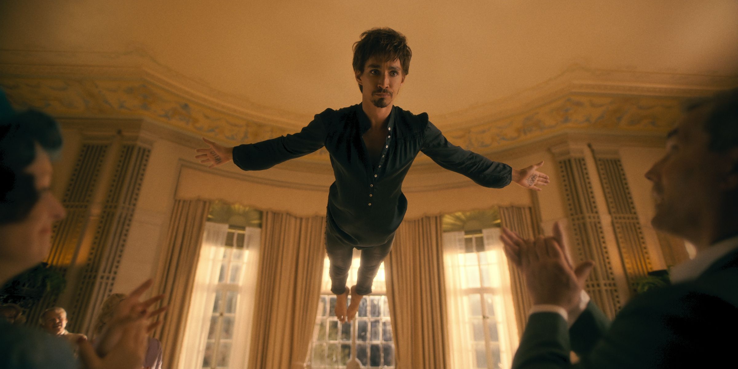"The Umbrella Academy" Estrella Robert Sheehan Sobre lo que le espera a Klaus en la tercera temporada