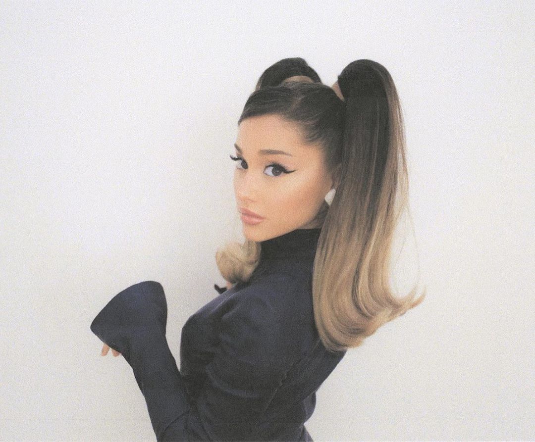Ariana Grande cambia su icónico pony por lindas coletas en el primer look de los VMAs de MTV del 2020