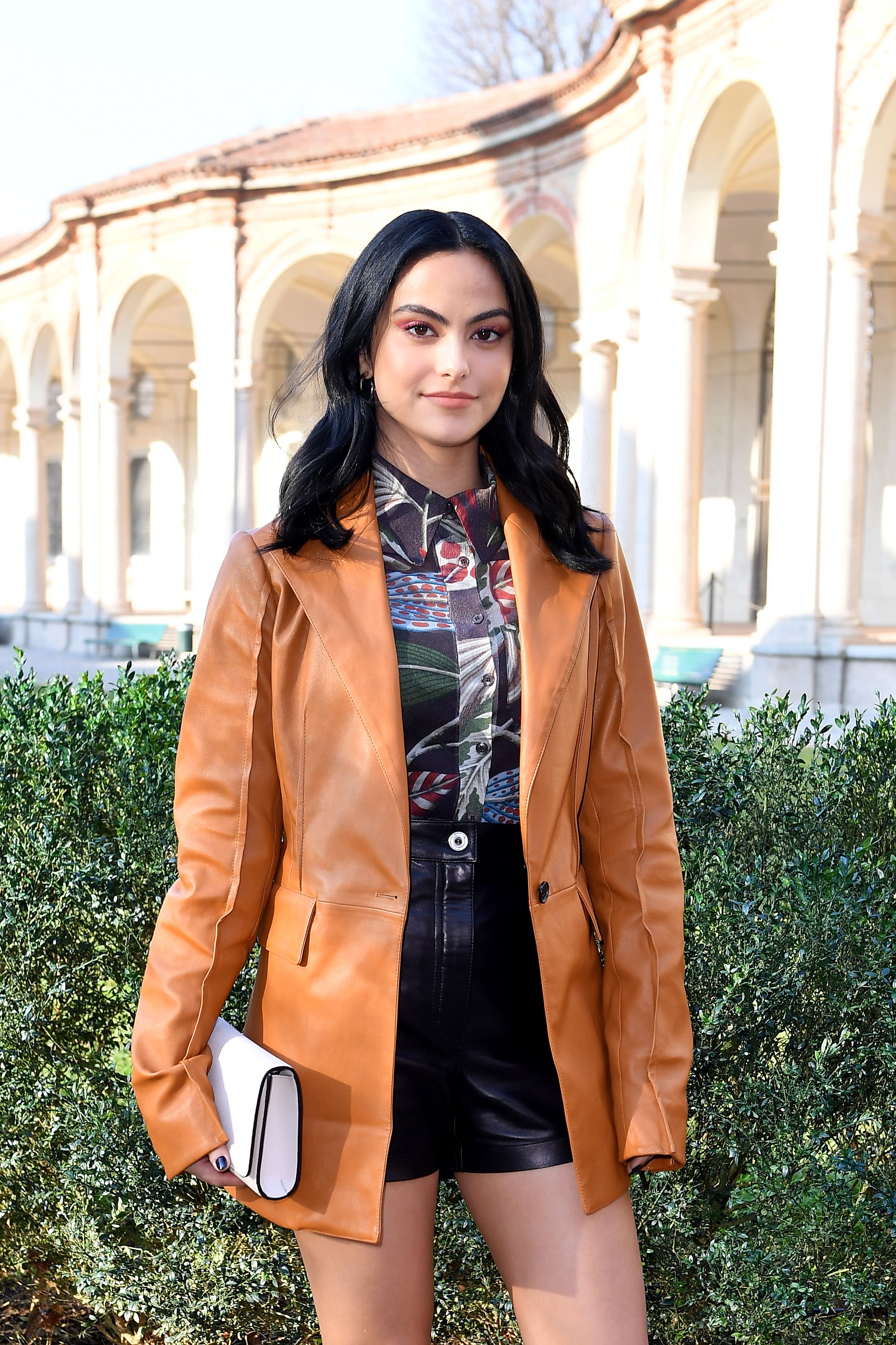 Camila Mendes acaba de convertirse en oficial de la Instagram con su nuevo novio Grayson Vaughan