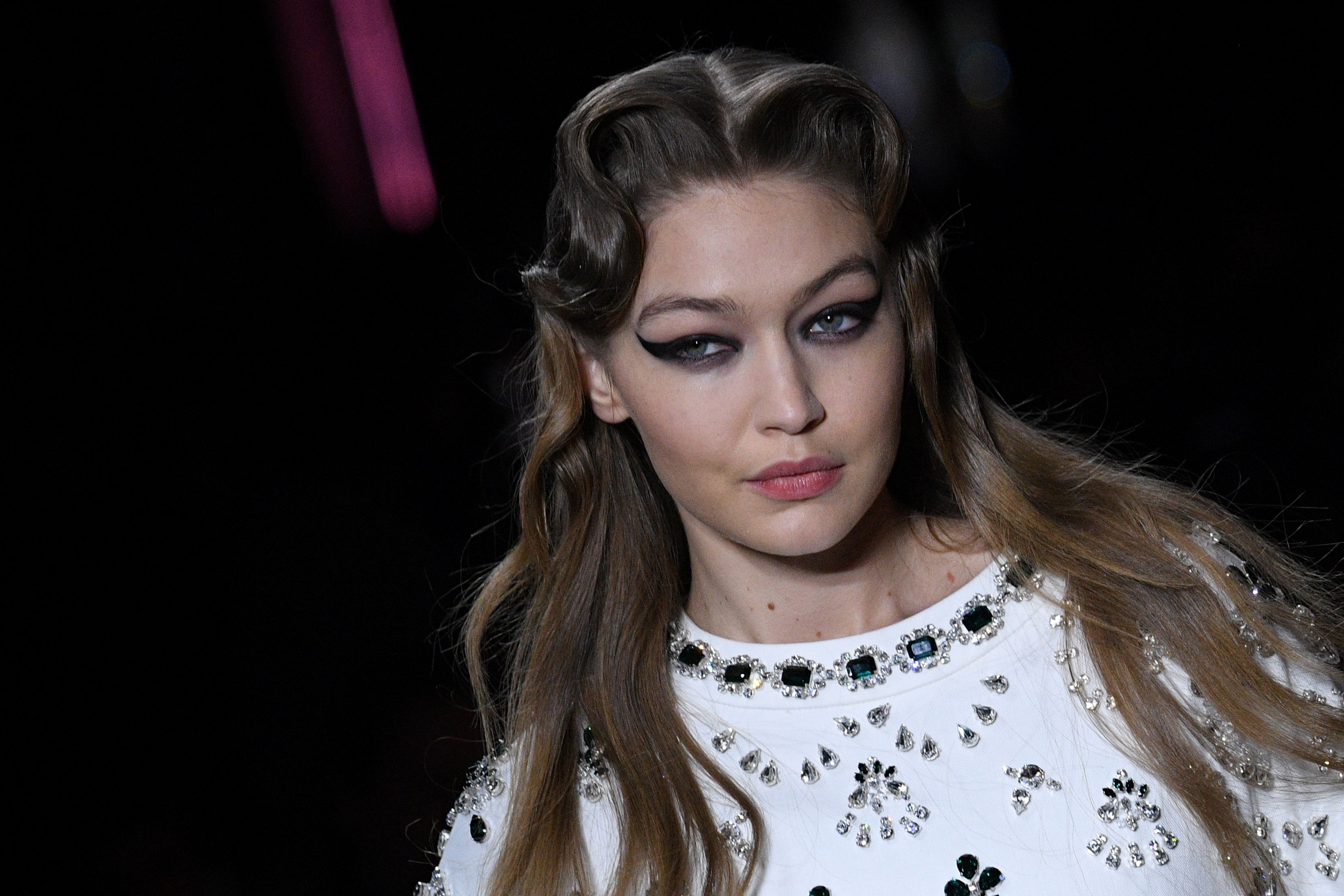 Gigi Hadid acaba de compartir más fotos de su bebé con 33 semanas de embarazo.