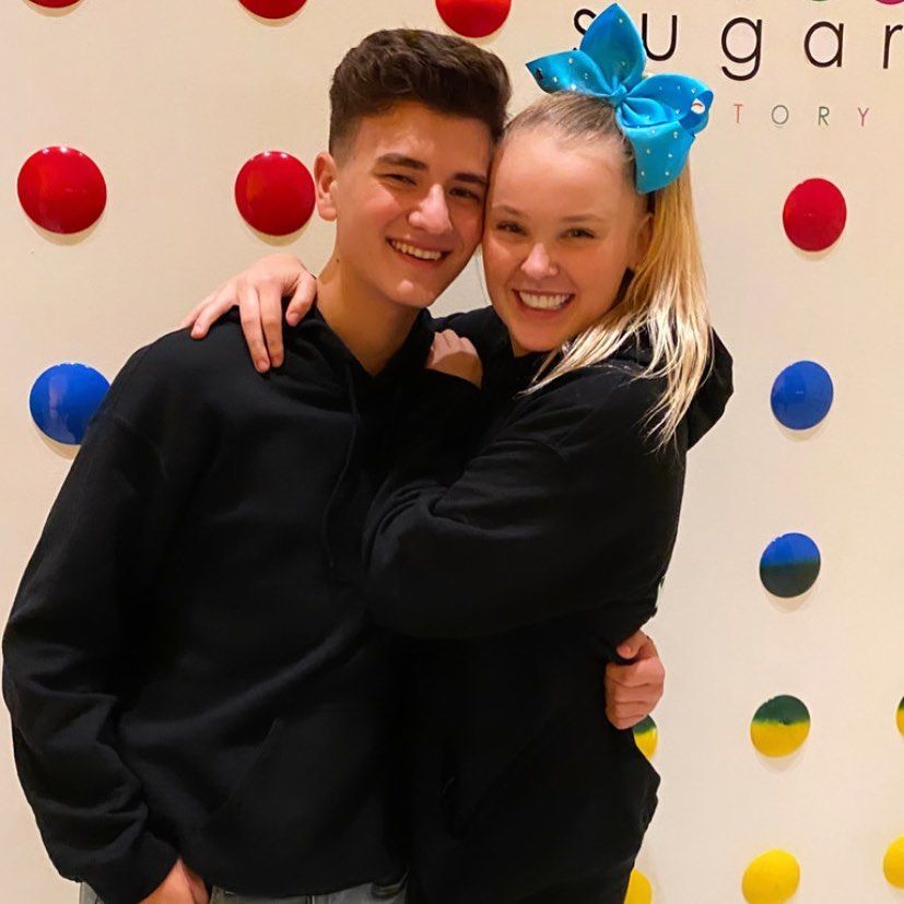 Jojo Siwa se hace oficial de Instagram con BF, Mark Bontempo, gracias a la nueva y linda foto.