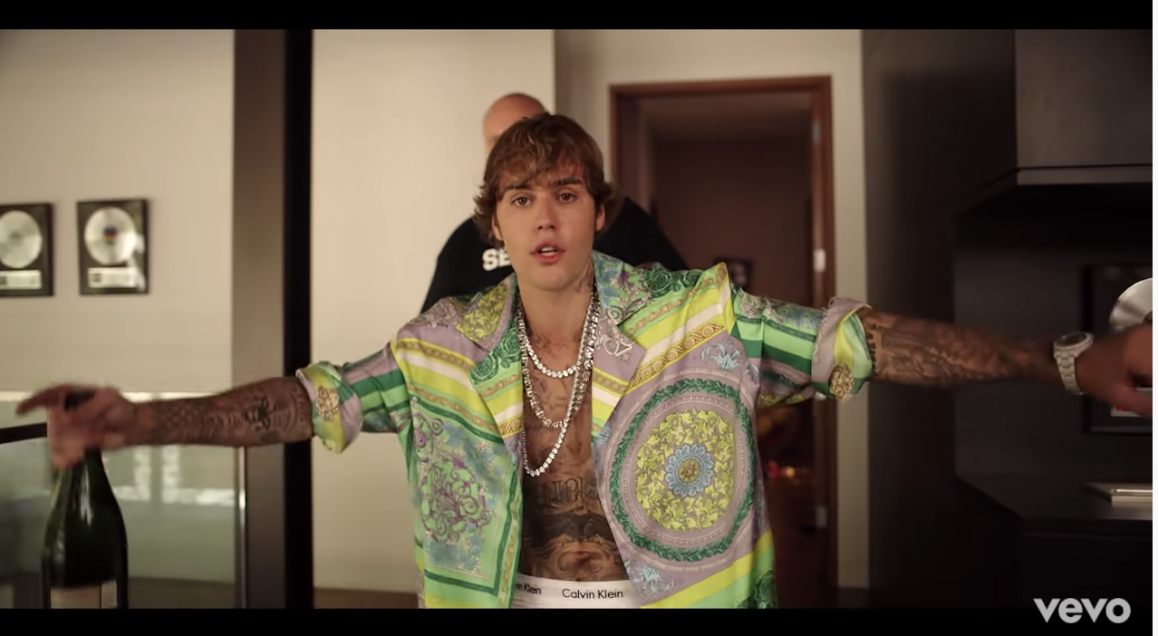 Justin Bieber acaba de referirse a Selena Gomez en el nuevo video musical de Drake y Twitter está enloqueciendo