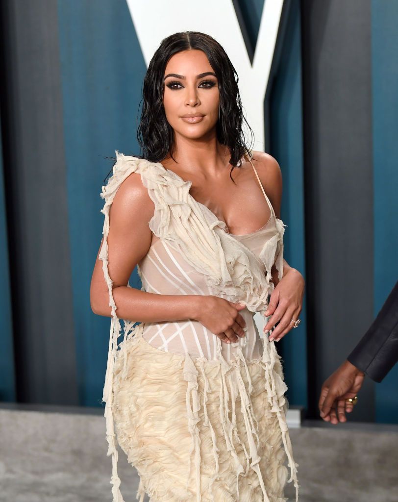 Kim Kardashian lleva la bolsa de 50 dólares de Brandon Blackwood "Acabar con el racismo sistémico".