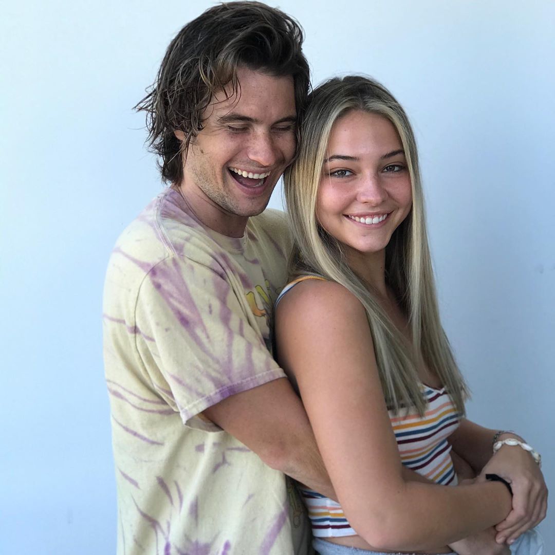 Las estrellas de "Outer Banks" Madelyn Cline y Chase Stokes están listos para calentar las cosas en el nuevo video musical de Kygo