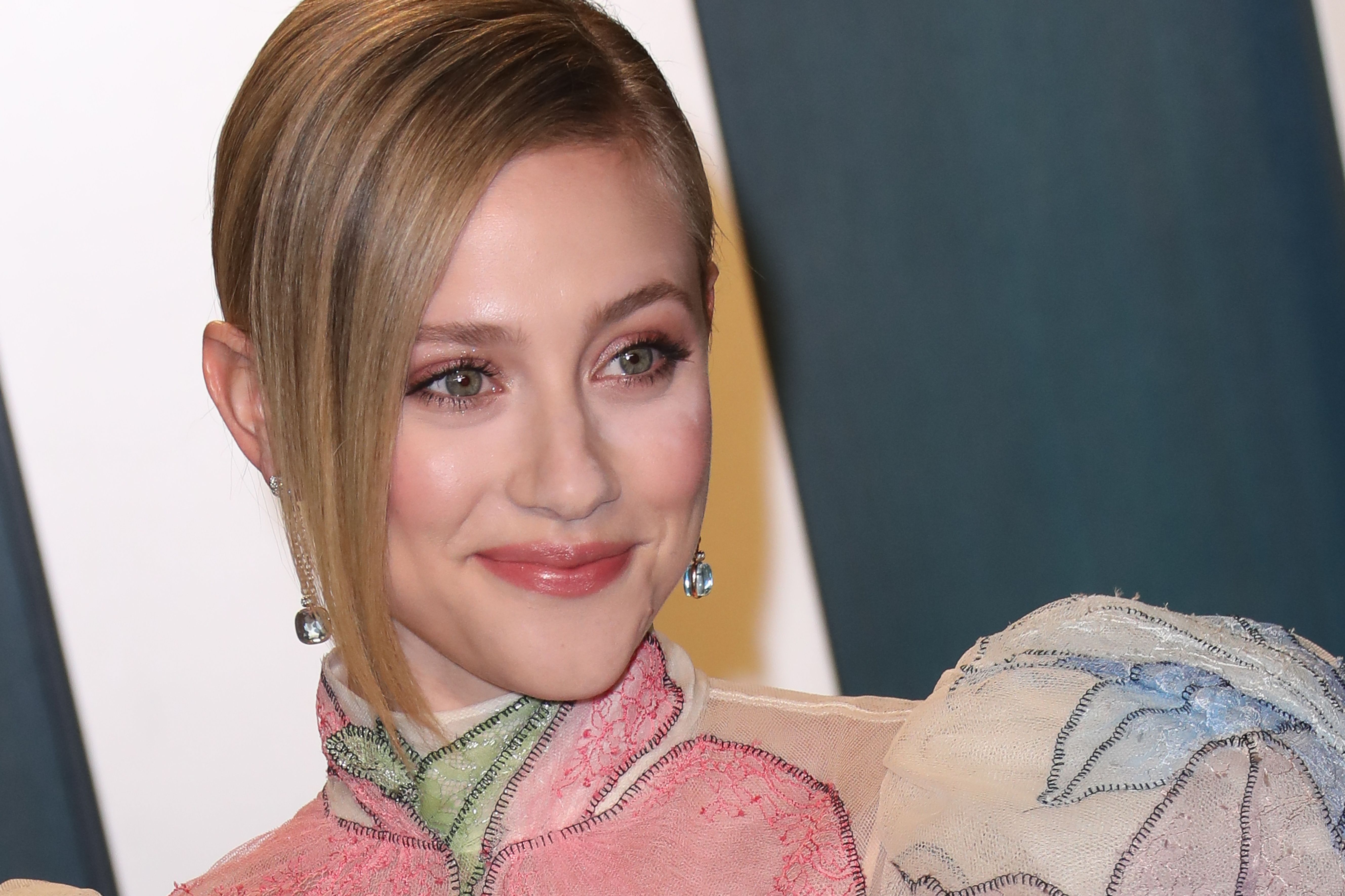 Lili Reinhart dice que no quería revelar que es bisexual mientras salía con Cole Sprouse