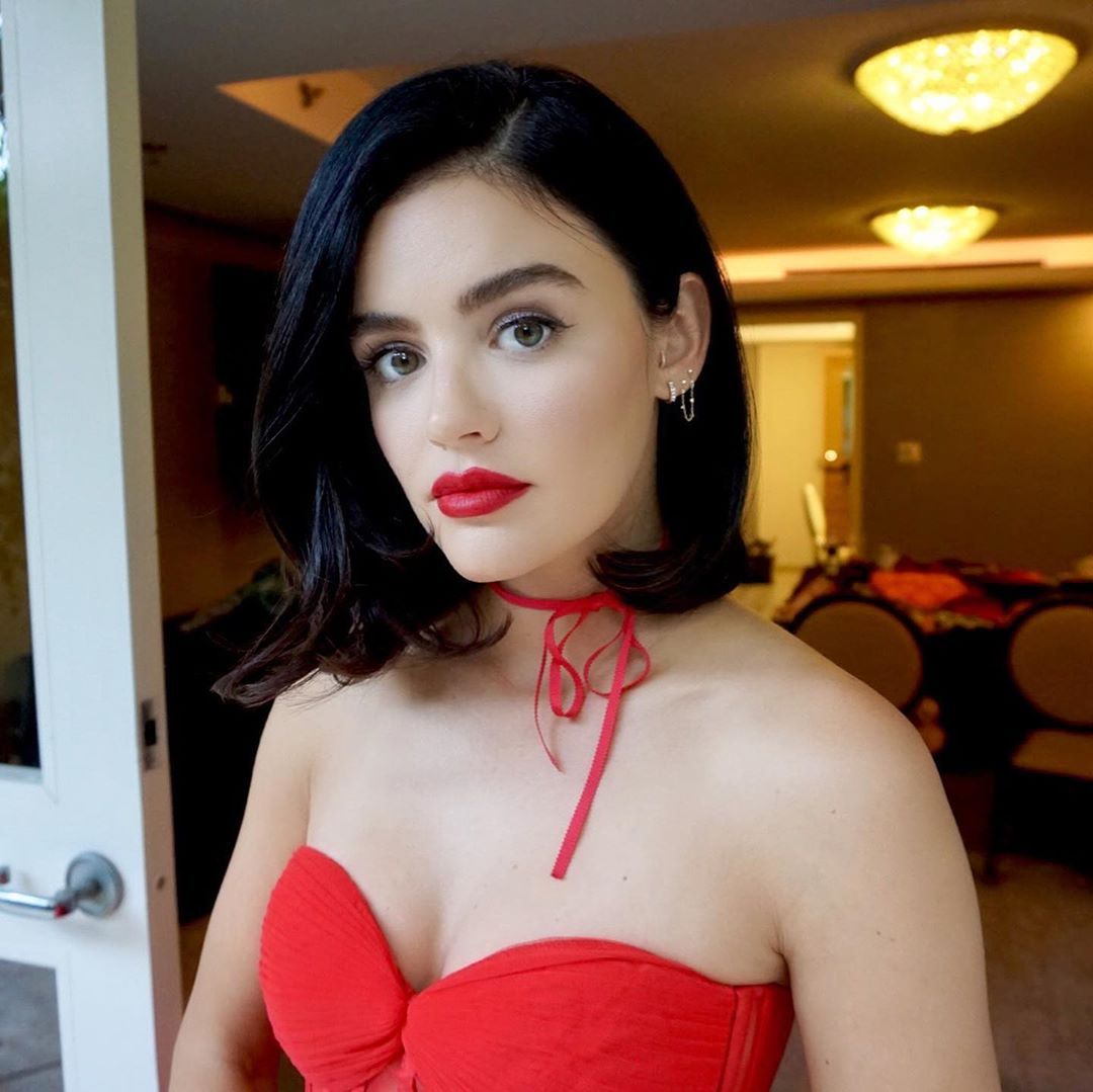 Lucy Hale se parece a Sarah Hyland después de morir de rojo en el fregadero de su cocina.