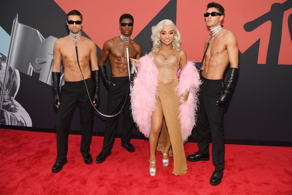Nikita Dragun dice que su ex-novio mentiroso la inspiró en su controvertido look de VMA de MTV 2019
