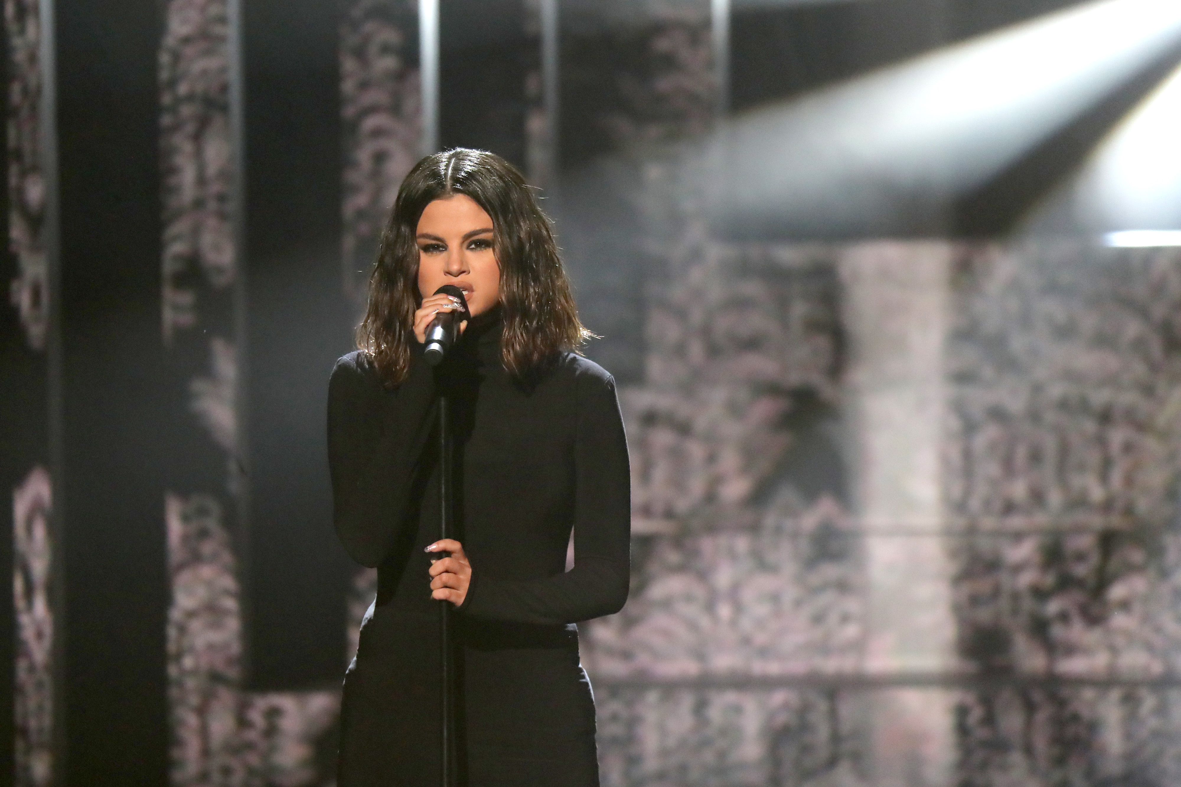 Selena Gomez exige a Mark Zuckerberg y Sheryl Sandberg de Facebook que cierren los grupos de