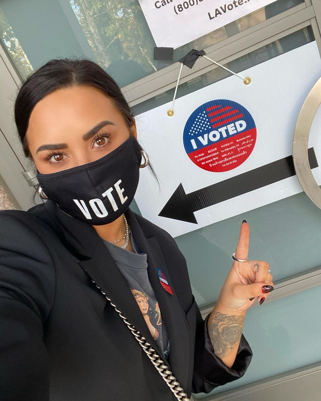 Demi Lovato se vistió con el último traje de otoño para votar en las elecciones de 2020