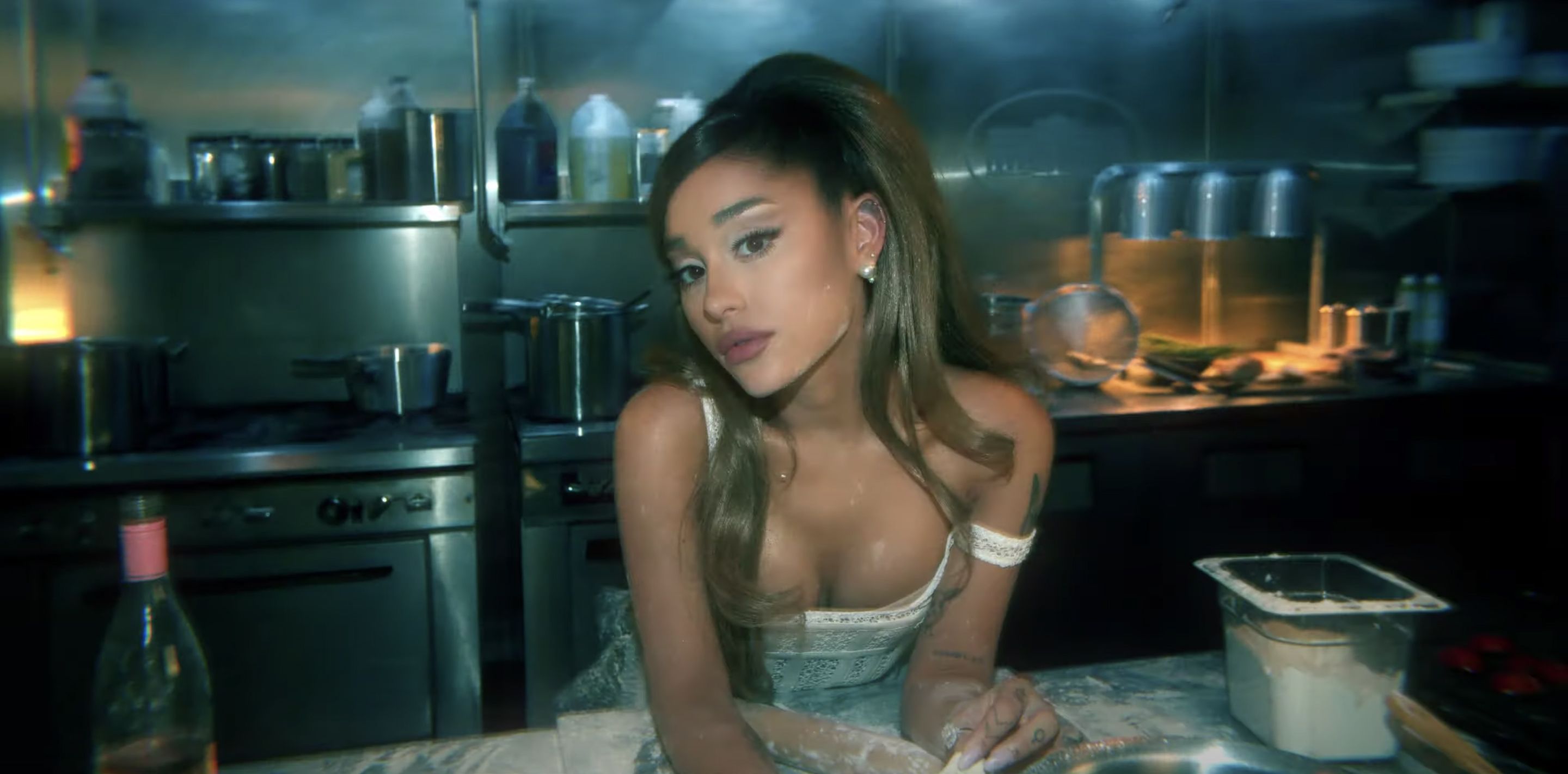 El video musical de Ariana Grande "Posiciones" está aquí y nos muestra el futuro que queremos
