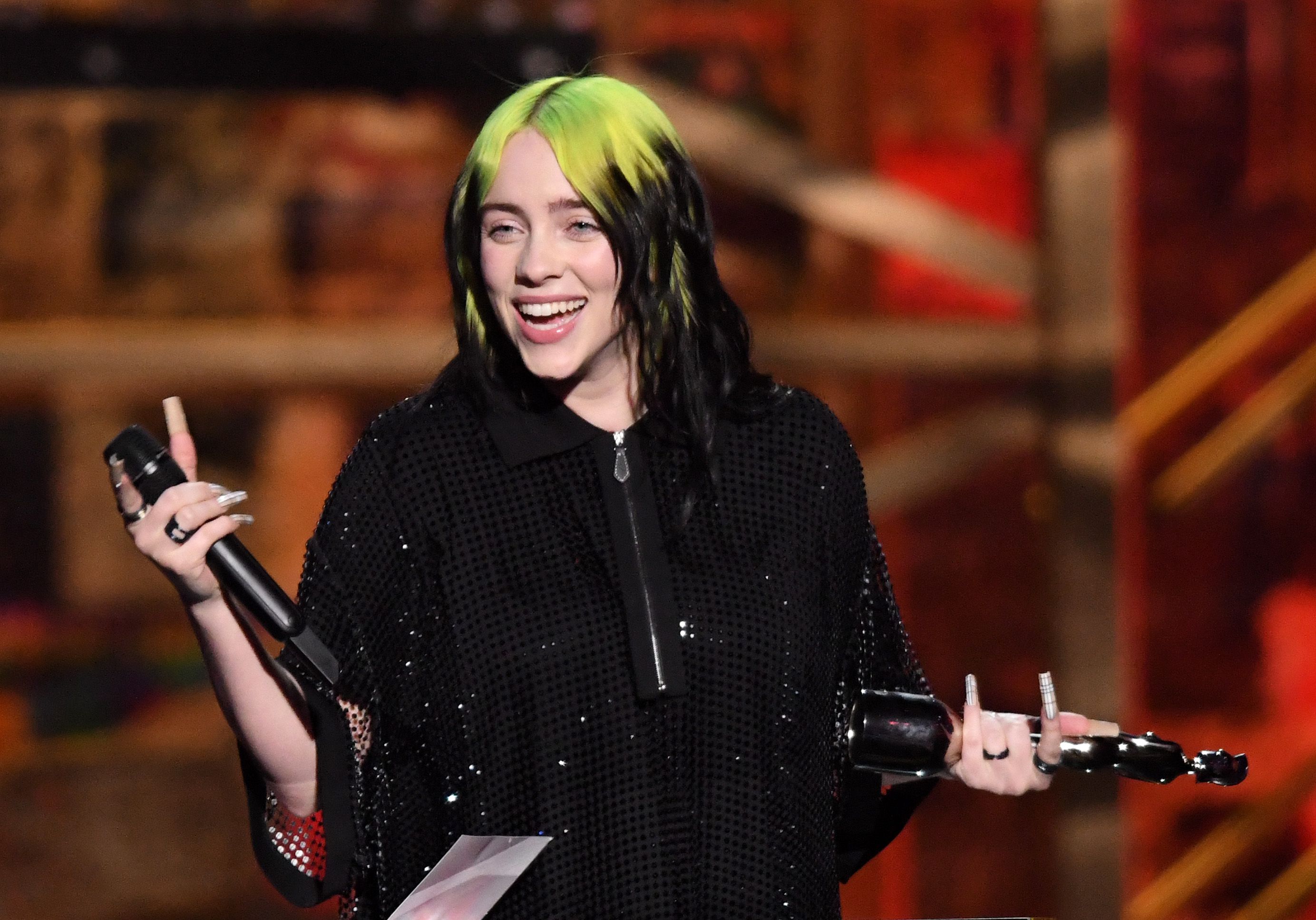 Internet no se pone de acuerdo sobre el color de las zapatillas de Billie Eilish