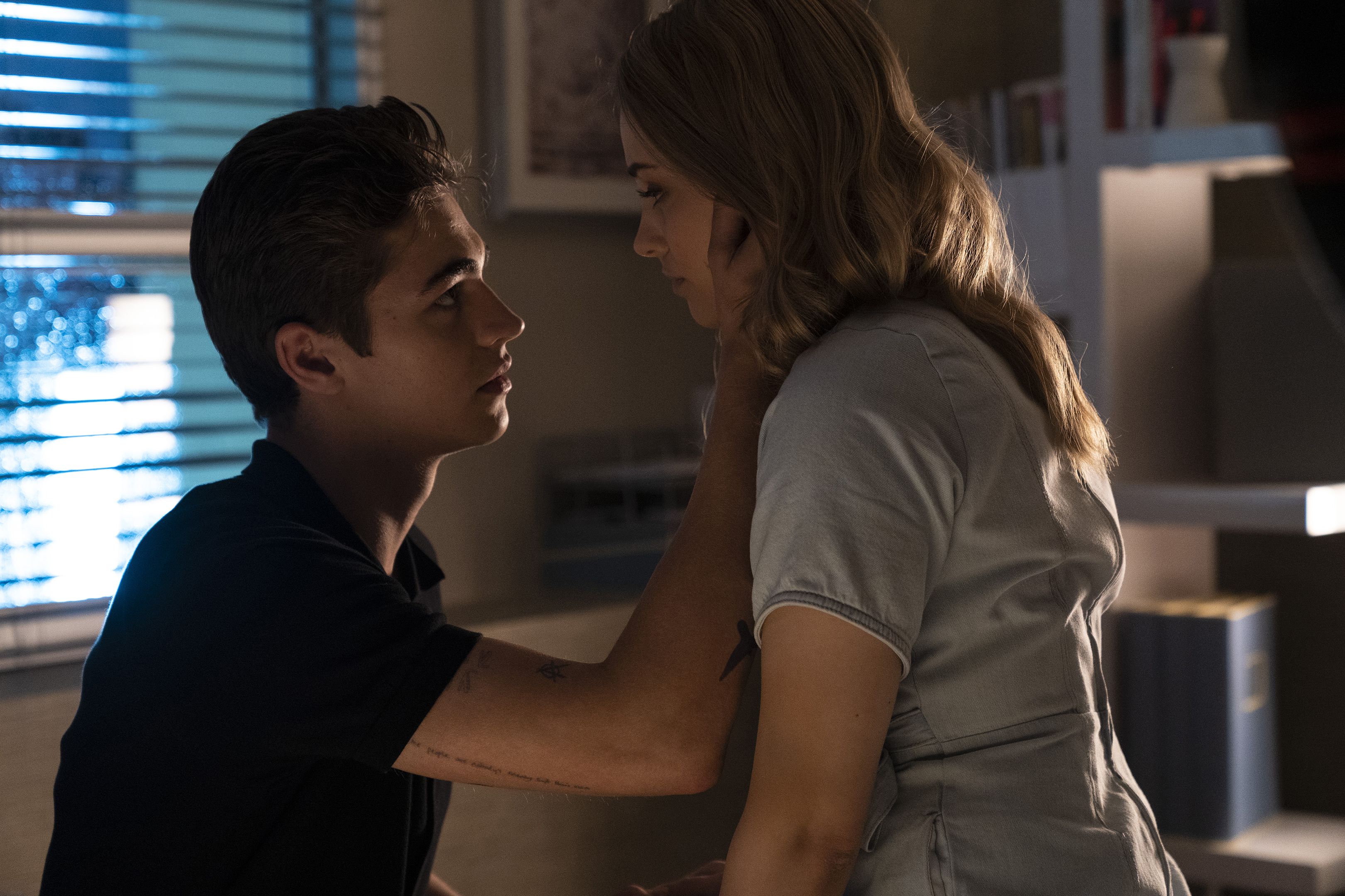  Josephine Langford y el héroe Fiennes Tiffin en "After We Collided" Finally Coming to the US