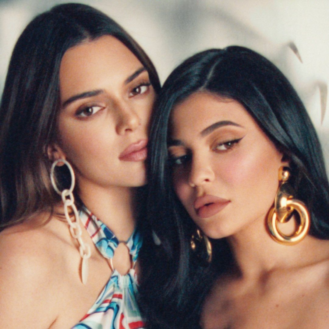 Kendall y Kylie Jenner dejaron una colección de Amazon y cada artículo viene con una máscara facial gratis