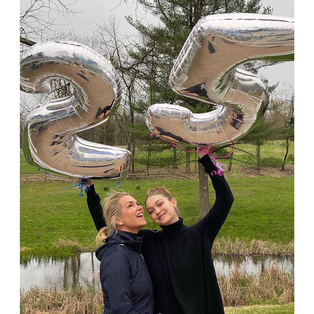 La madre de Gigi Hadid acaba de compartir una nueva foto de la niña de Gigi y Zayn Malik