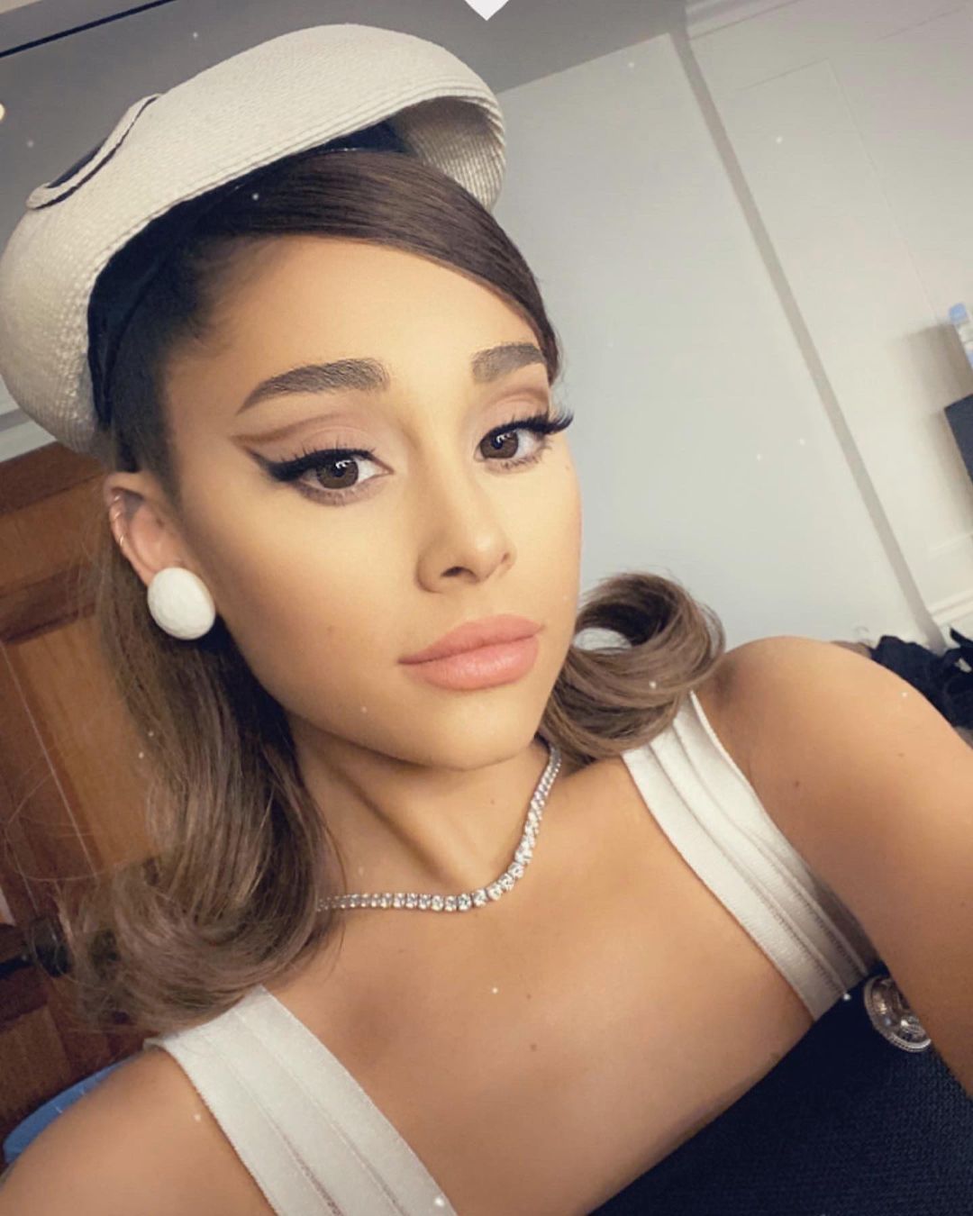 La nueva canción de Ariana Grande "Off the Table" parece tratarse de encontrar el amor después de la muerte de Mac Miller