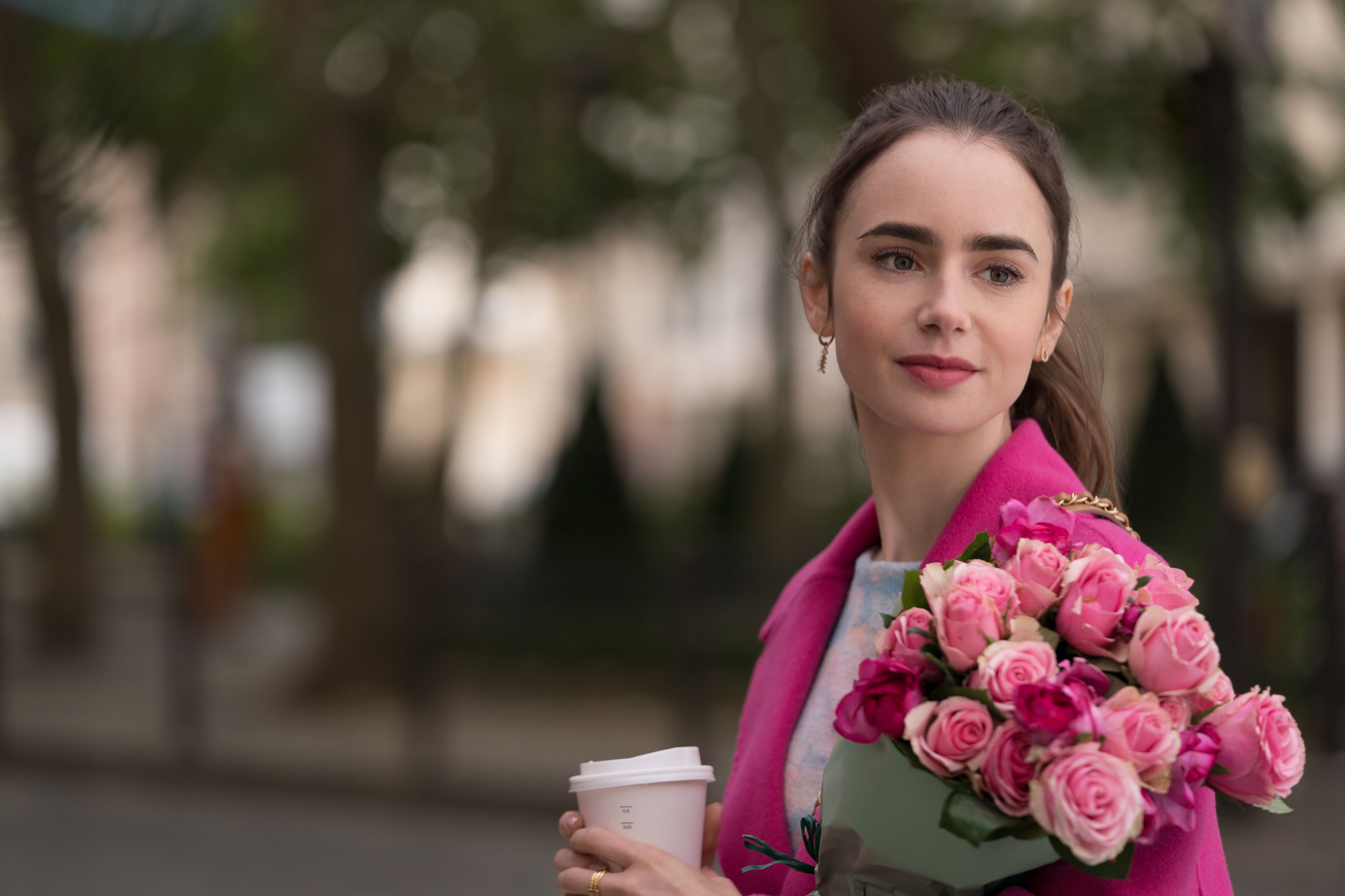 Lily Collins reveló la edad de su personaje "Emily en París" y la gente está confundida AF