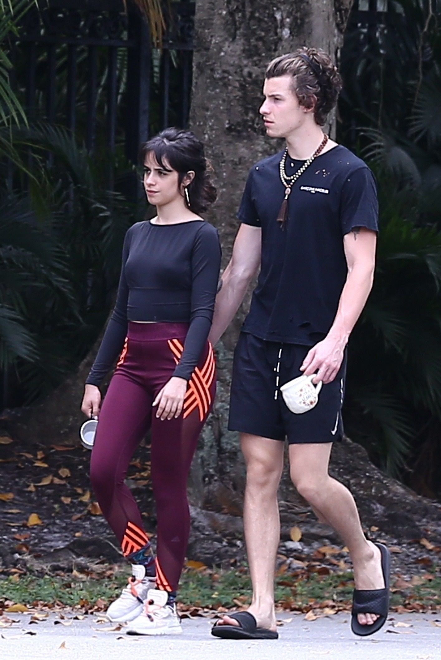 Shawn Mendes acaba de hablar de sus espeluznantes y lentas caminatas con Camila Cabello en marzo...