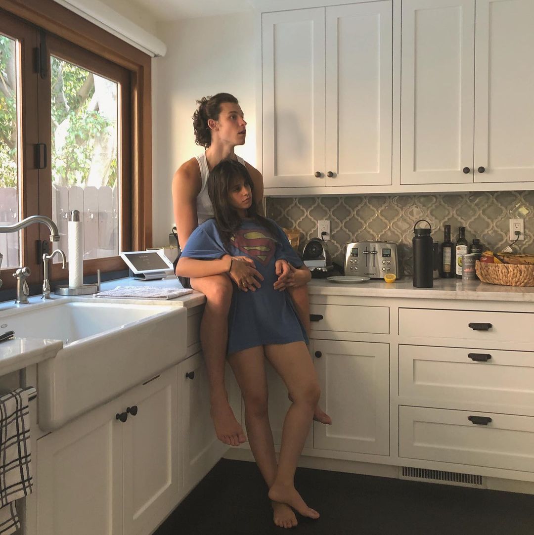 Shawn Mendes y Camila Cabello posan juntos para una foto sin pantalones
