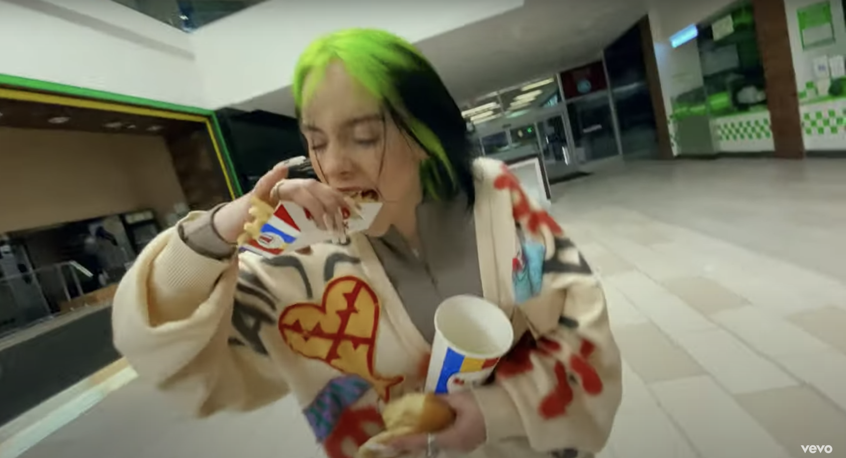 Billie Eilish prueba que no presta atención a los odiosos en su último video musical