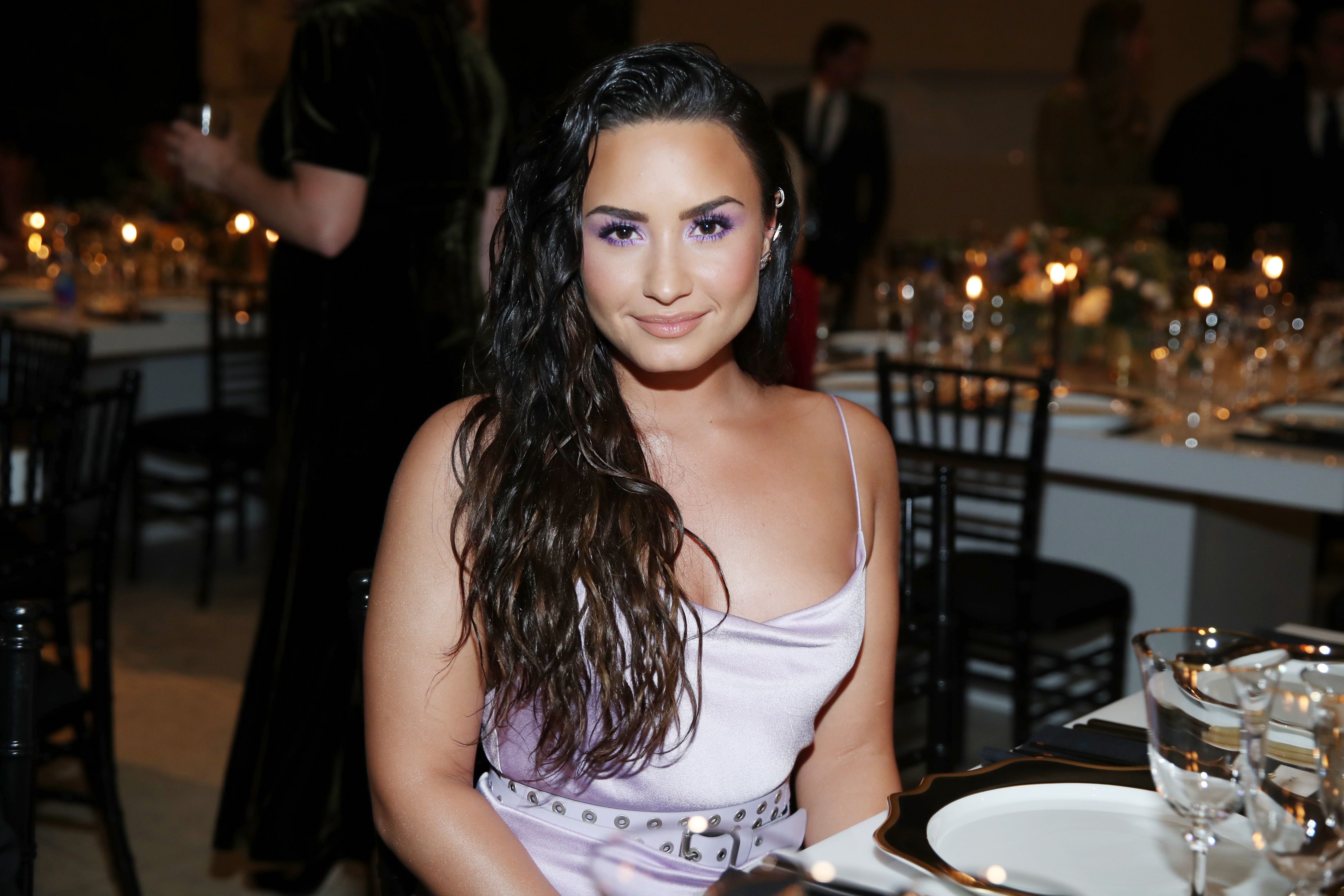 Demi Lovato se afeitó la mitad de la cabeza, luego se tiñó el resto de rubia y se quedó corta.