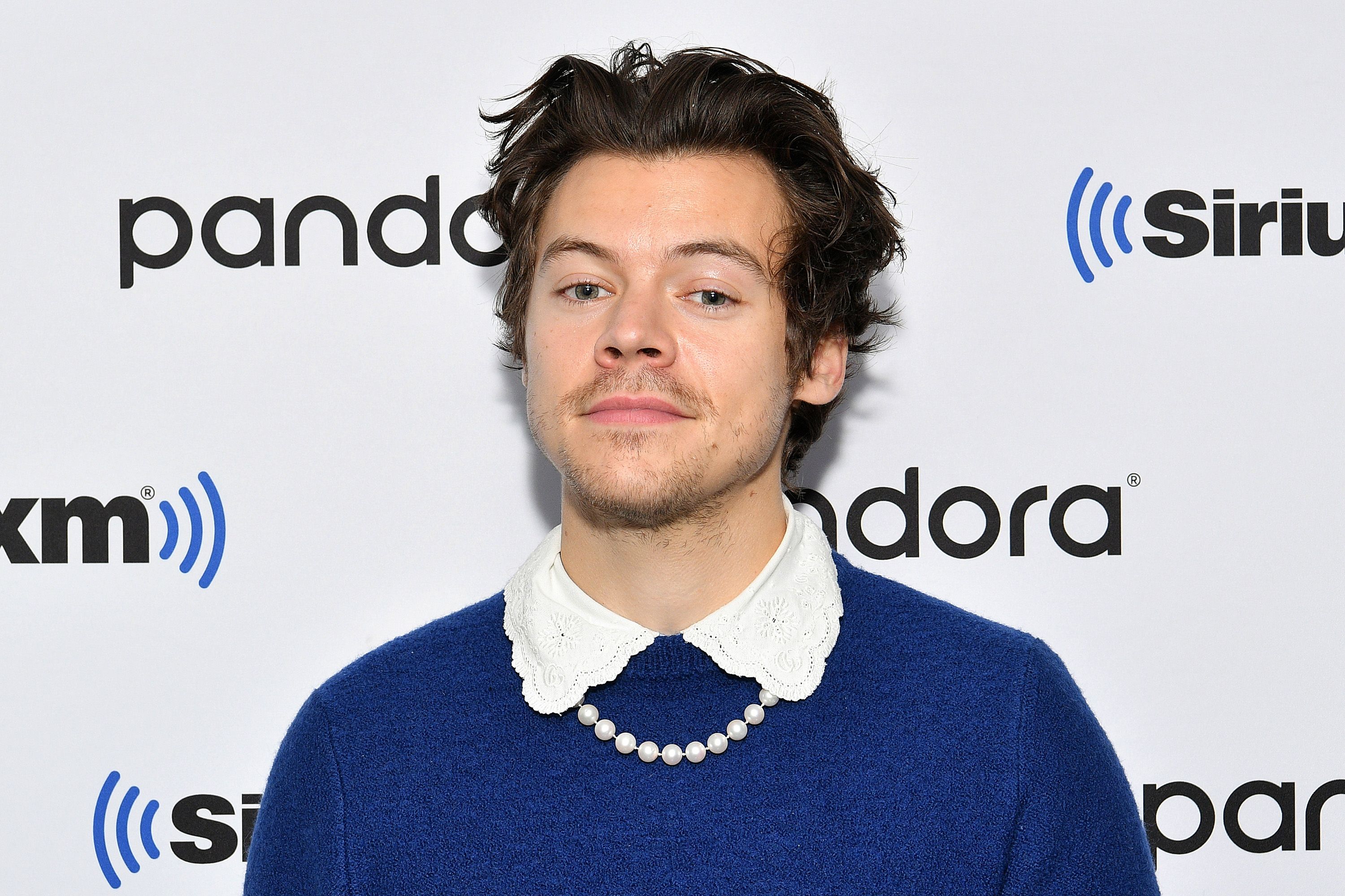 Harry Styles lleva un vestido en la portada de Vogue, destruyendo maravillosamente las normas de género