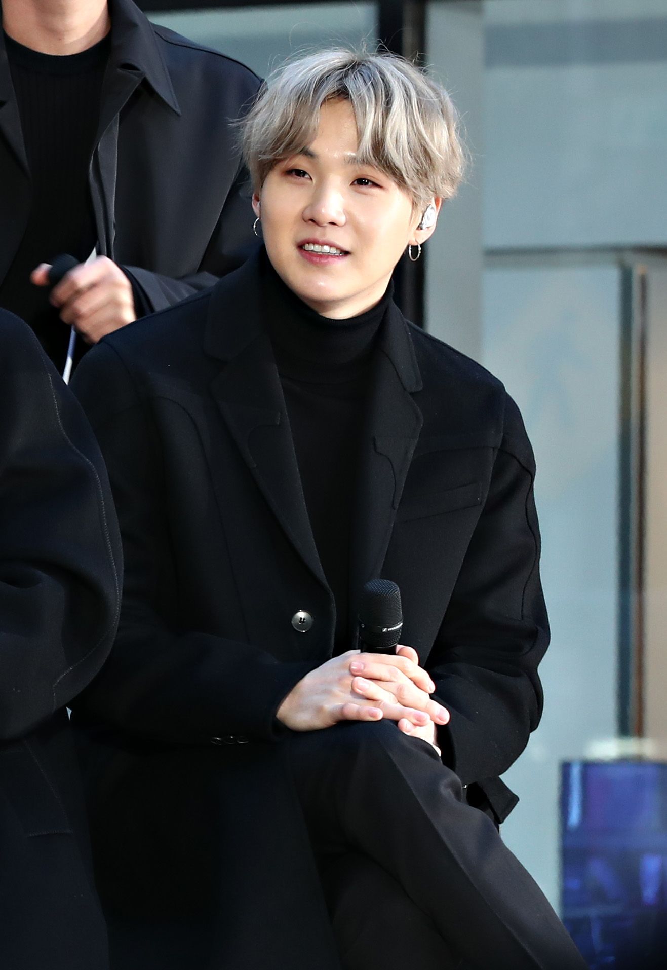 Suga del BTS da una actualización después de la cirugía de hombro y agradece al ejército por el apoyo