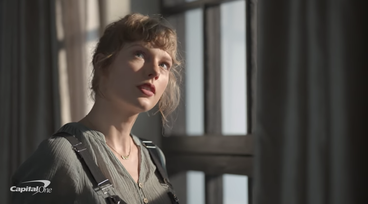 Taylor Swift escondió tantos huevos de pascua "folclóricos" en su último comercial de Capital One