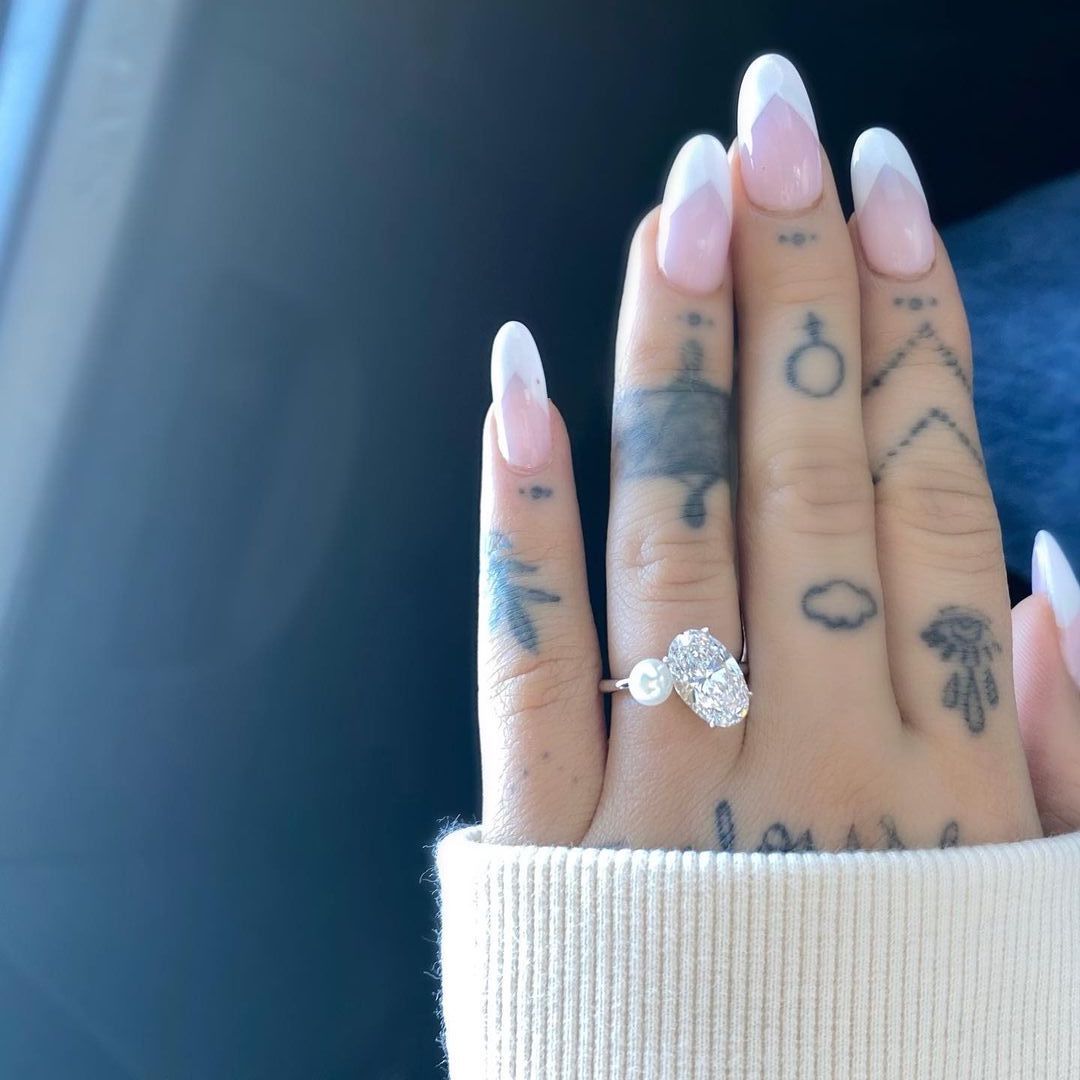 Ariana Grande está comprometida con Dalton Gómez y su anillo es enorme