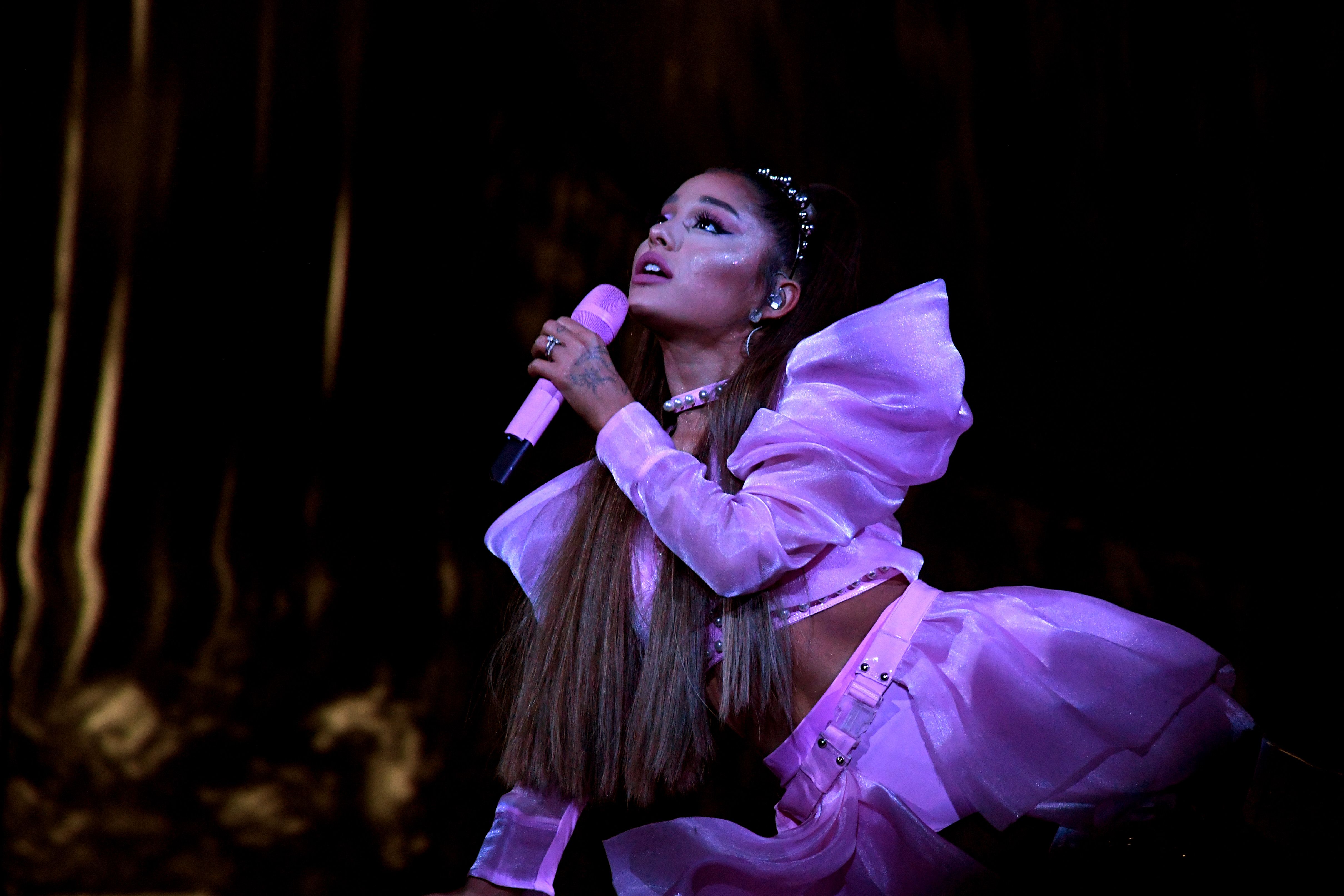 Ariana Grande revela que la película de concierto de Netflix "Disculpa, te amo" llegará este mes.