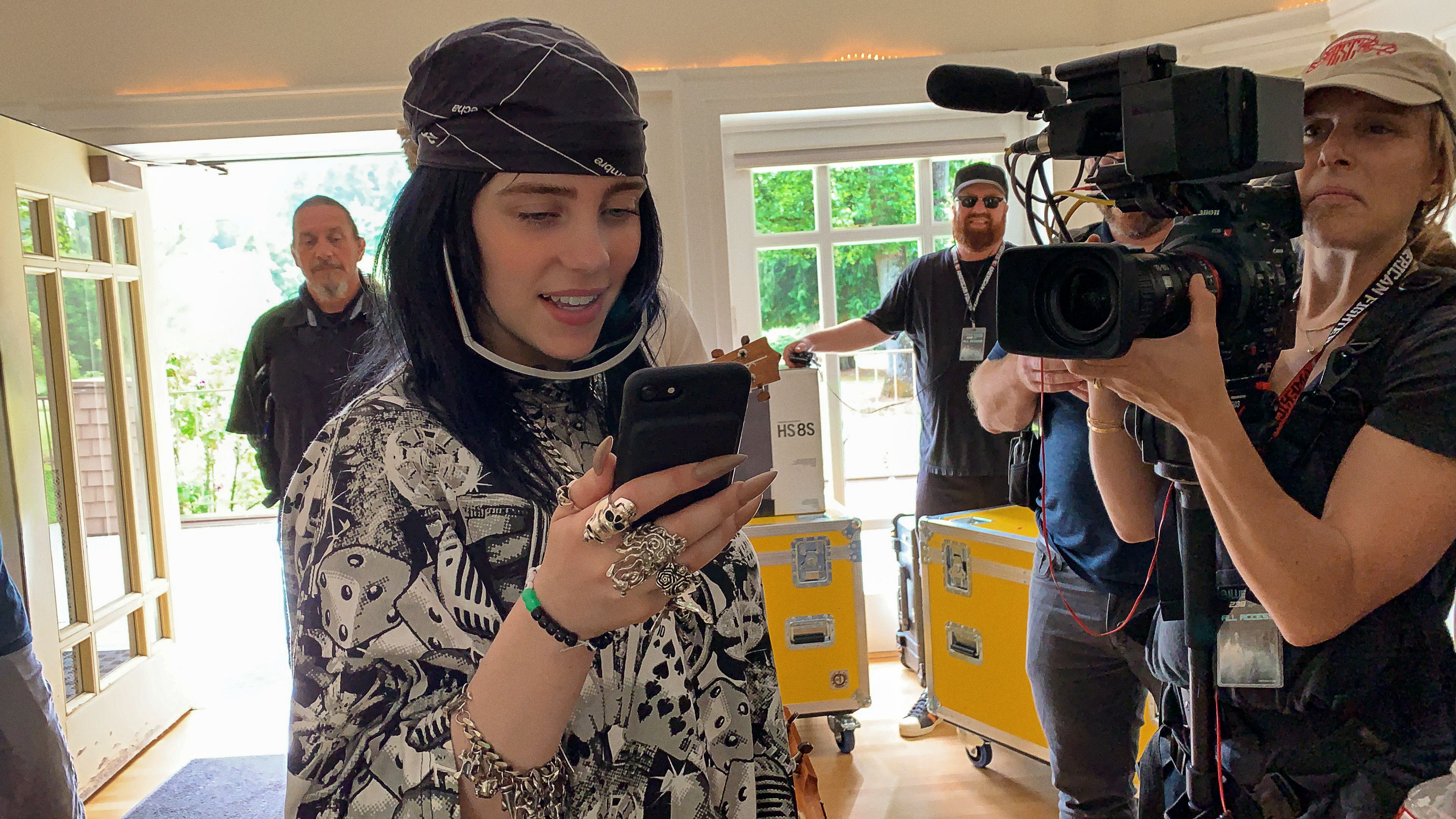 Billie Eilish lanza el tráiler oficial del próximo documental "El mundo es un poco borroso"