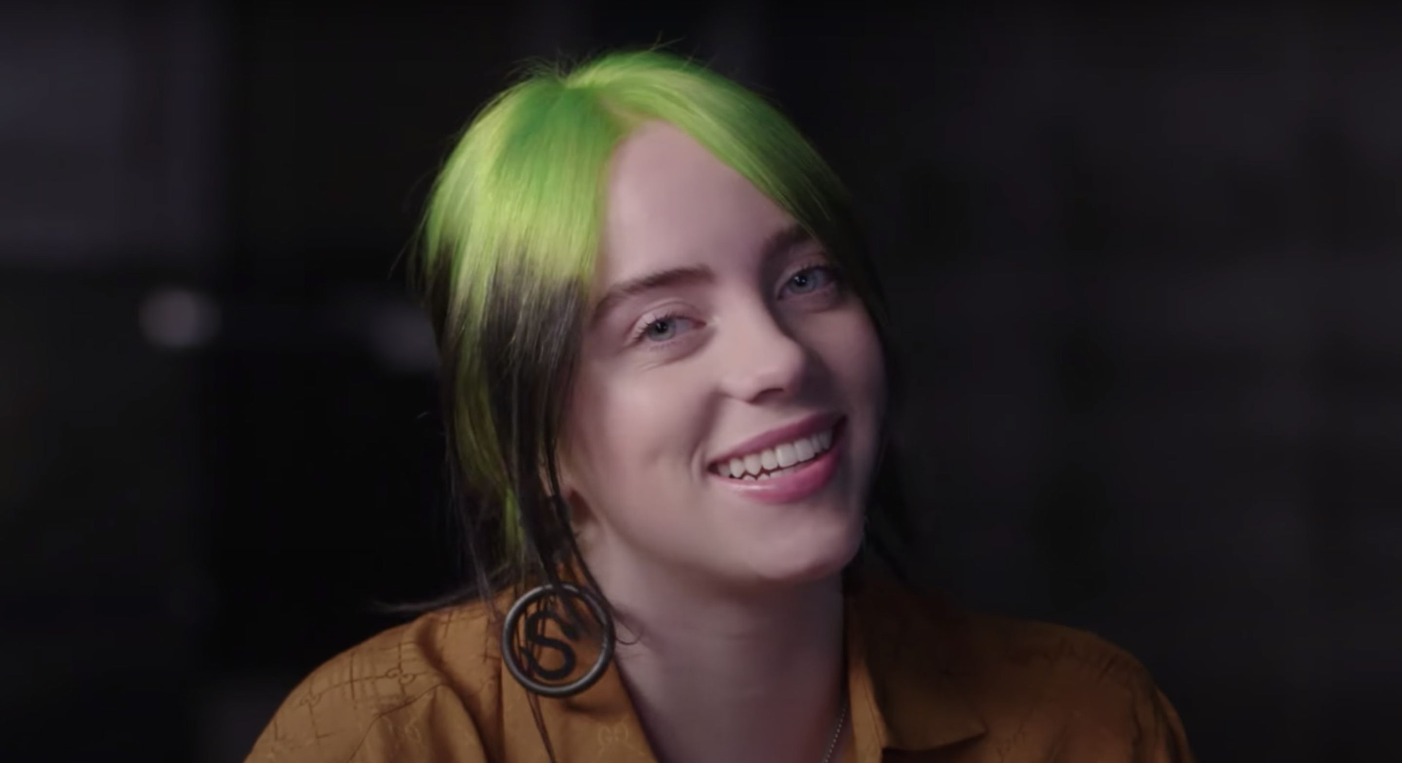 Billie Eilish revela que se hizo su primer tatuaje, un nuevo perro y aprendió mucho en 2020