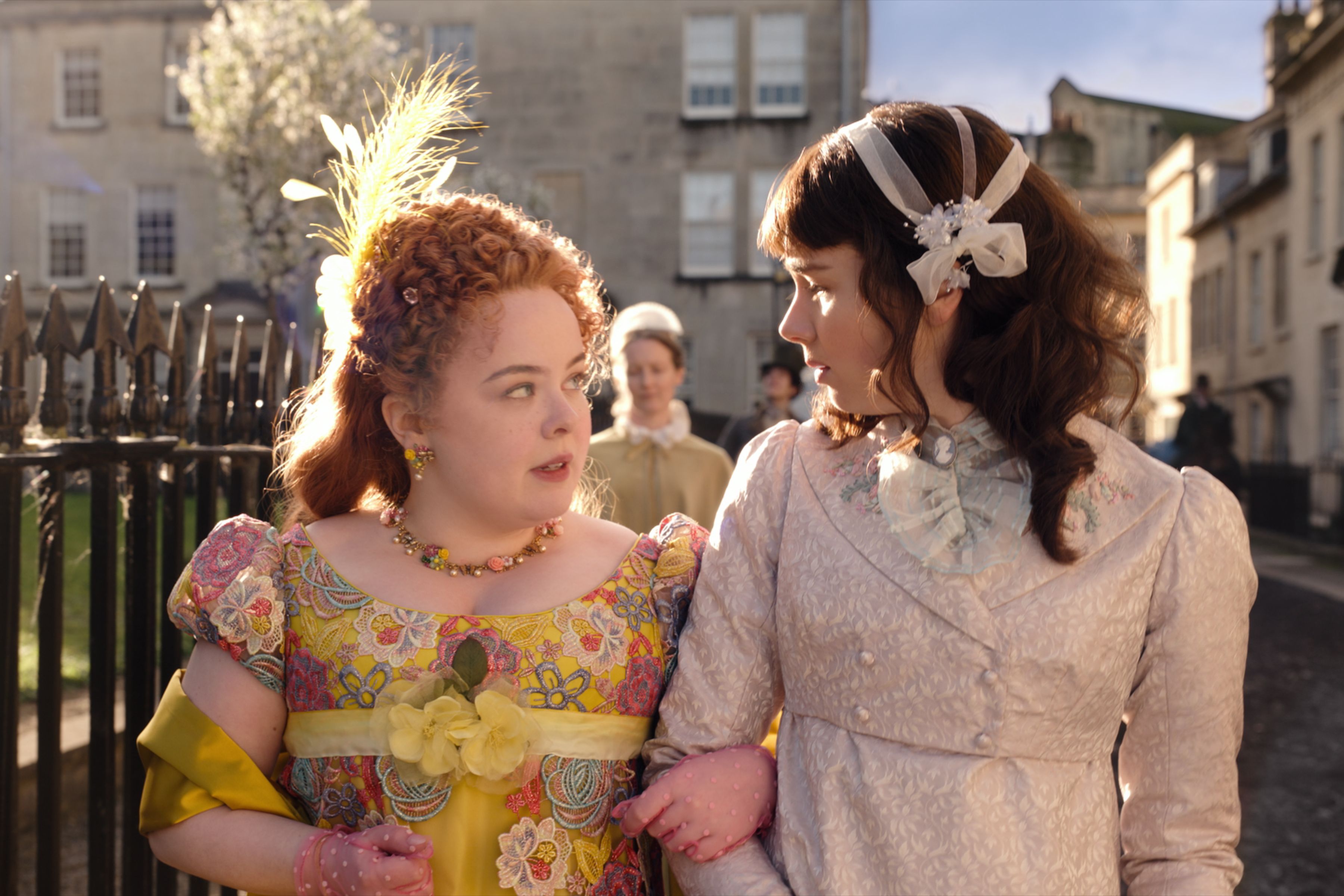  "Bridgerton" protagoniza Claudia Jessie y Nicola Coughlan en "La amistad icónica de Eloise y Penélope".