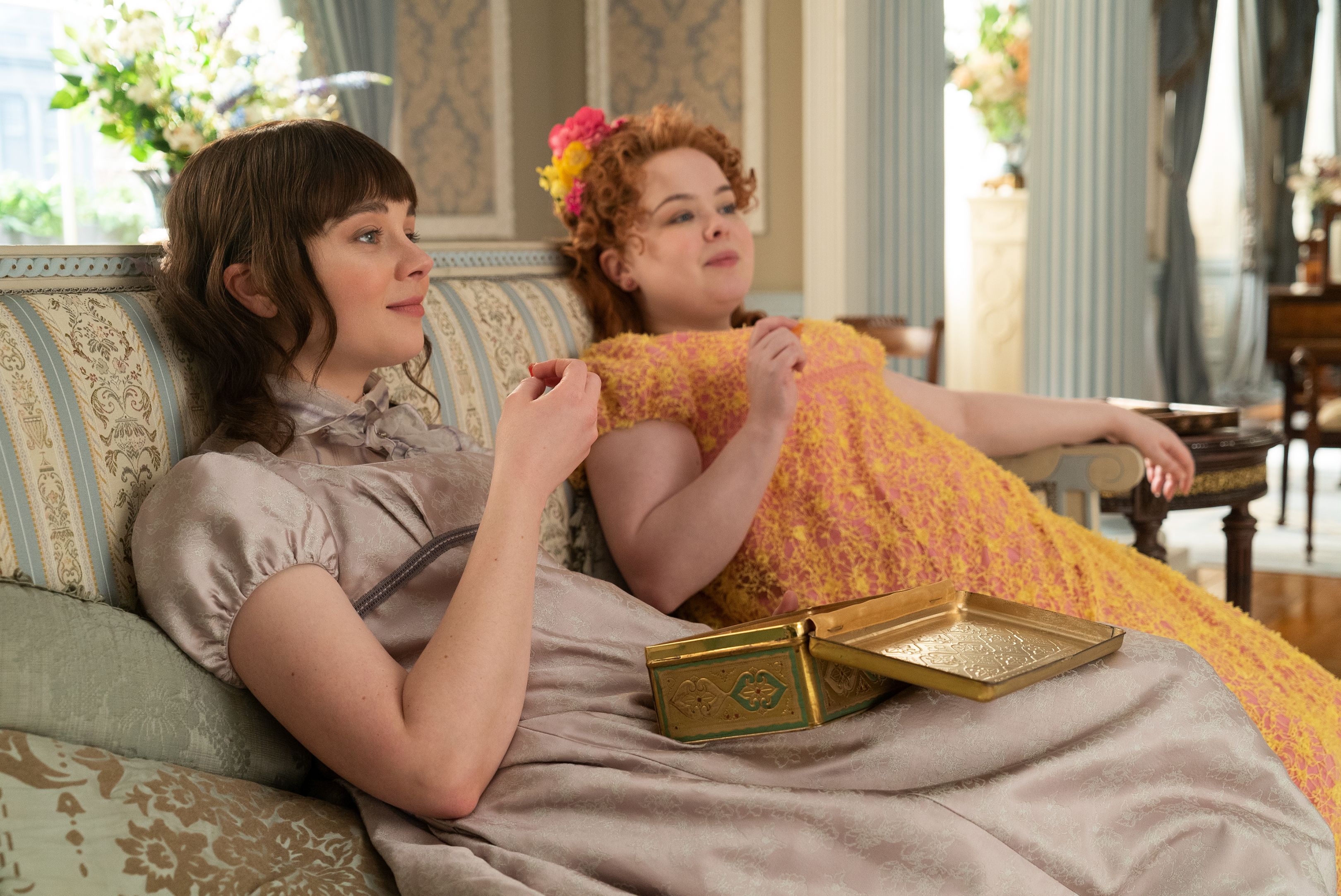 "Bridgerton" protagoniza Claudia Jessie y Nicola Coughlan en "La amistad icónica de Eloise y Penélope".