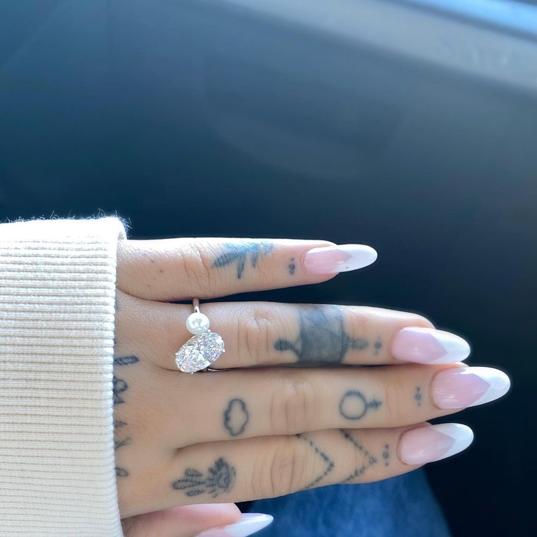 Los fans creen que descubrieron un significado especial detrás del anillo de compromiso de Ariana Grande y es tan dulce