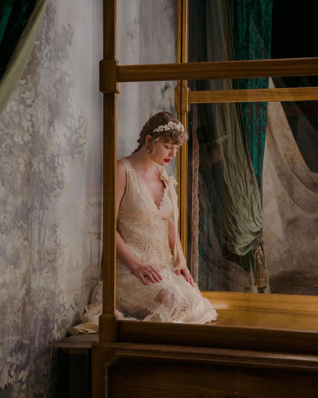 Parece que Taylor Swift lleva un vestido de novia en su video musical "Willow" y Twitter se está volviendo loca