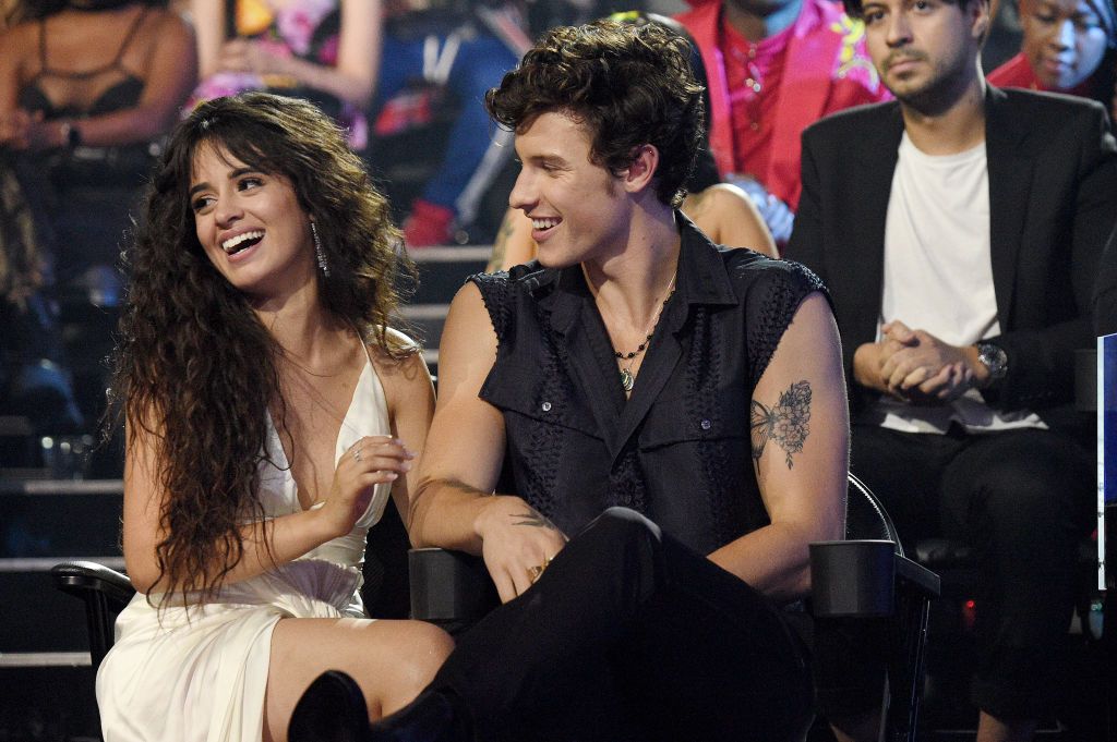 Shawn Mendes y Camila Cabello lanzan un dúo navideño sorpresa juntos, "The Christmas Song"