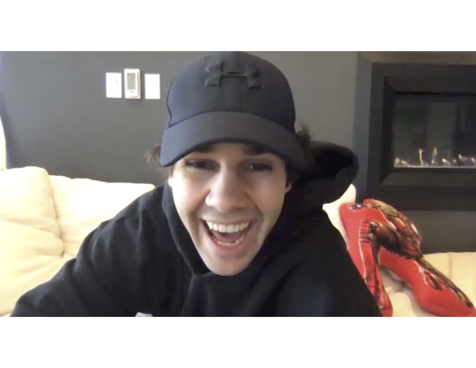 Una llamada de zoom con David Dobrik, que duerme en su perfume y quiere una chica con sentido del humor