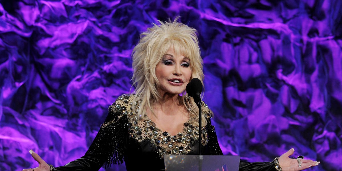 Dolly Parton escondió una canción secreta en Dollywood que no será lanzada hasta el 2045