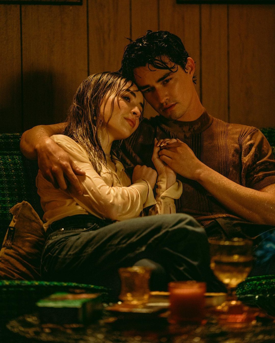 El nuevo vídeo musical de Sabrina Carpenter para "Skin" está protagonizado por tu galán favorito de Netflix