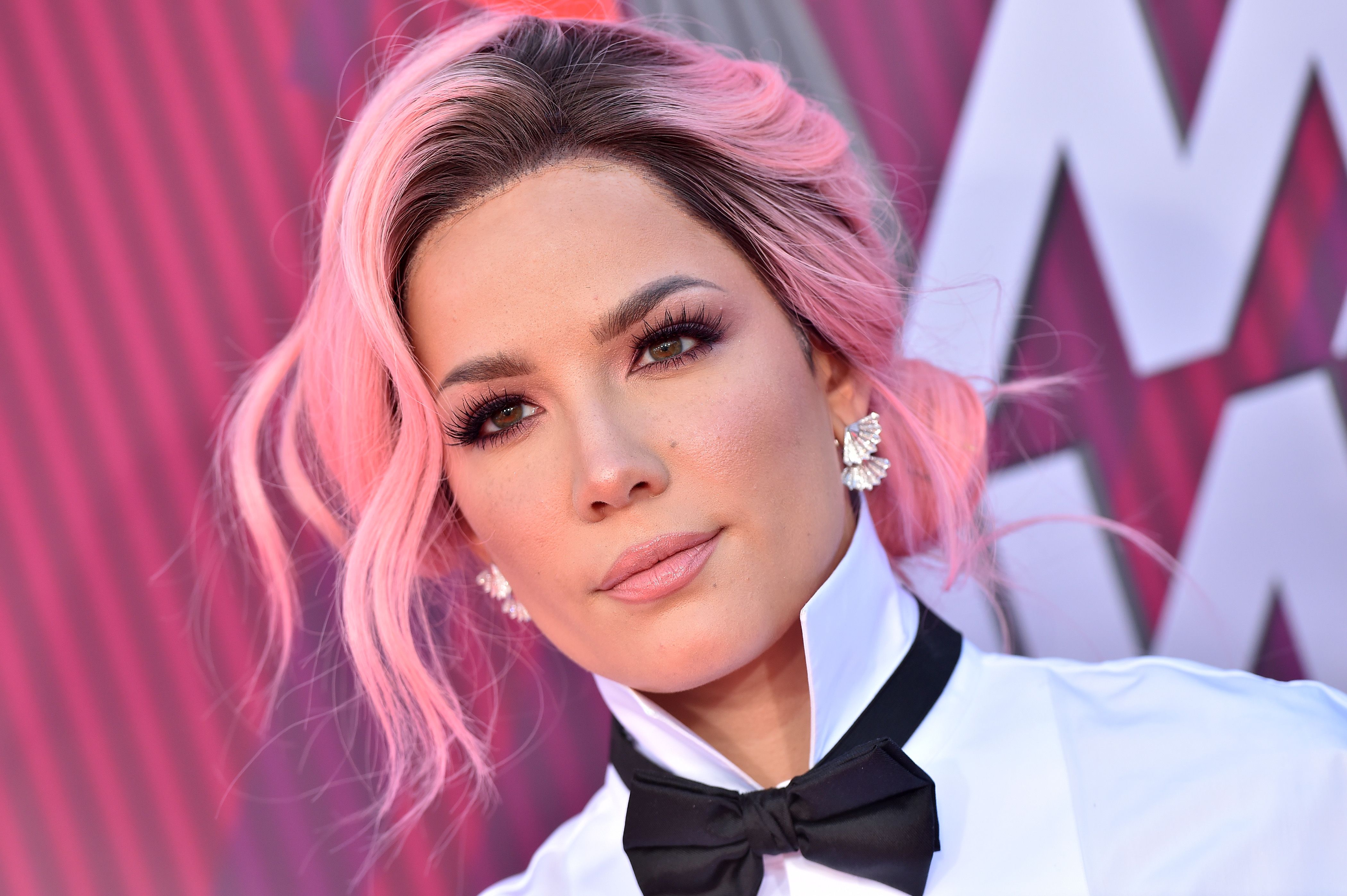 Halsey luce un crop top arcoíris en el anuncio de su embarazo para homenajear a sus anteriores abortos