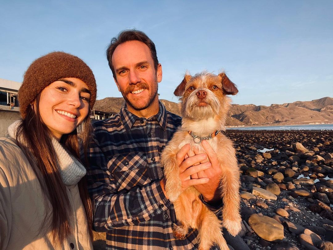 La relación de Lily Collins con su prometido Charlie McDowell merece su propio programa de Netflix