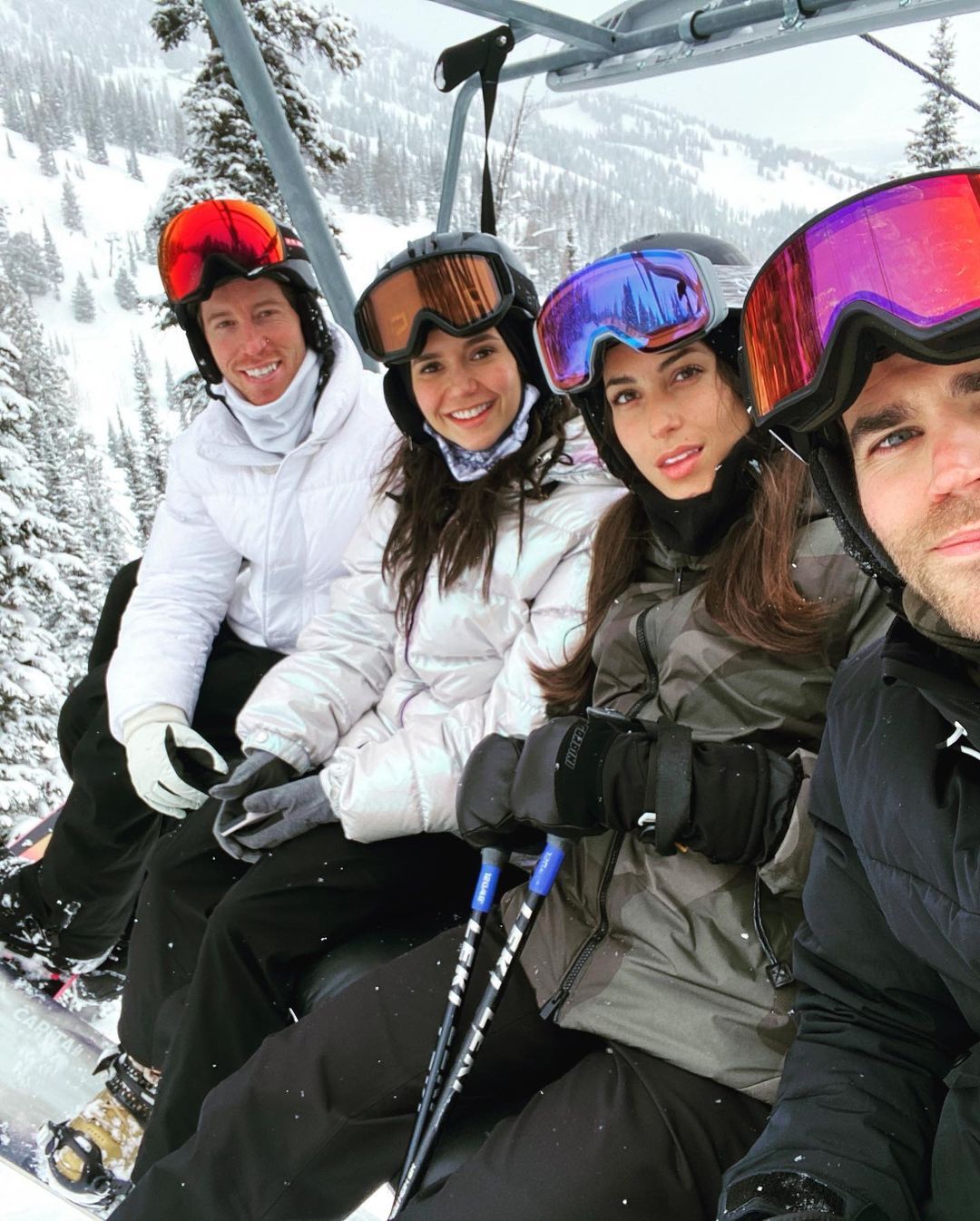 Las estrellas de "The Vampire Diaries" Nina Dobrev y Paul Wesley se reúnen para una divertida escapada en pareja