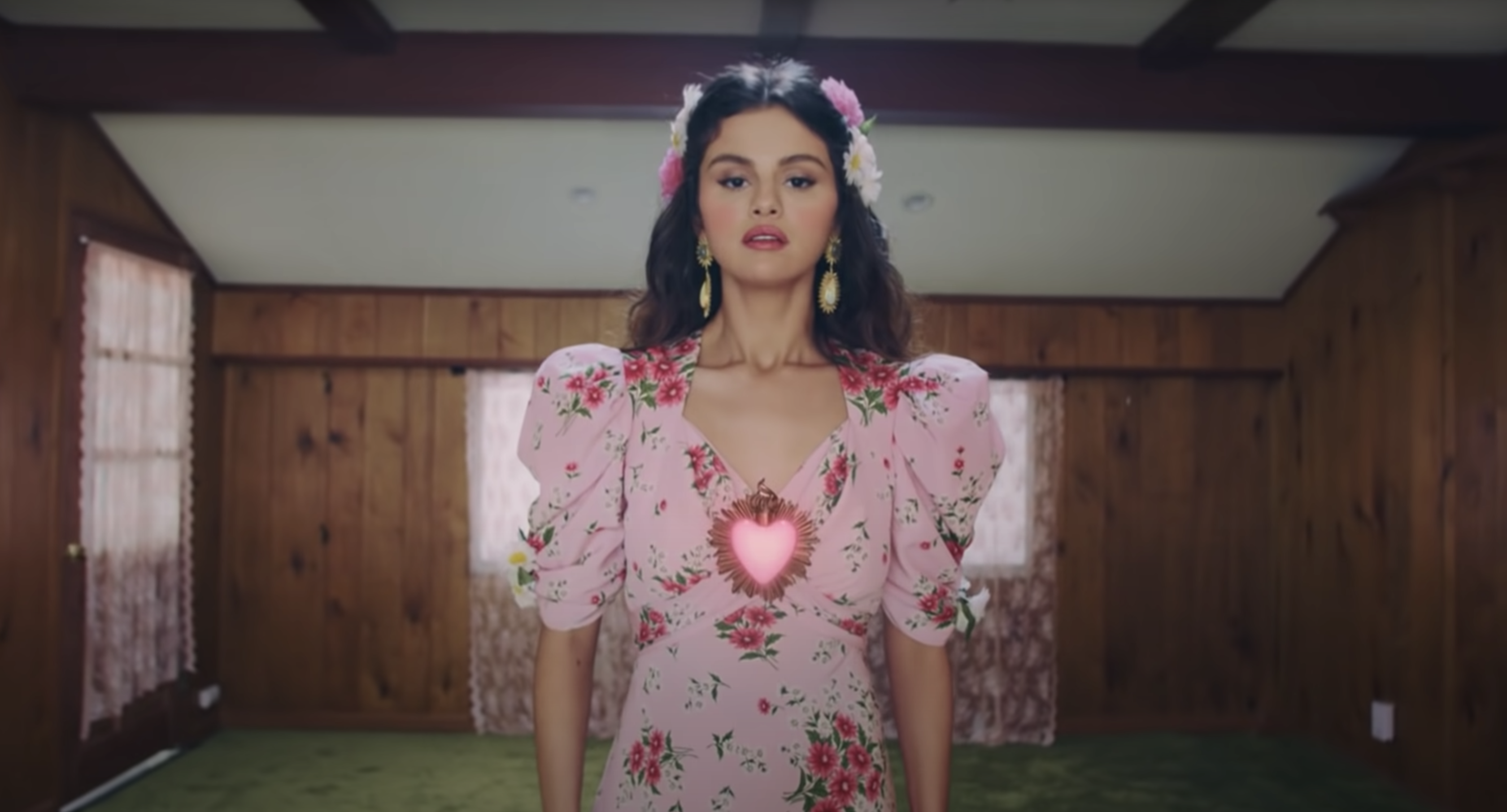 Selena Gomez luce un impresionante vestido floral en el nuevo vídeo musical de "De Una Vez"