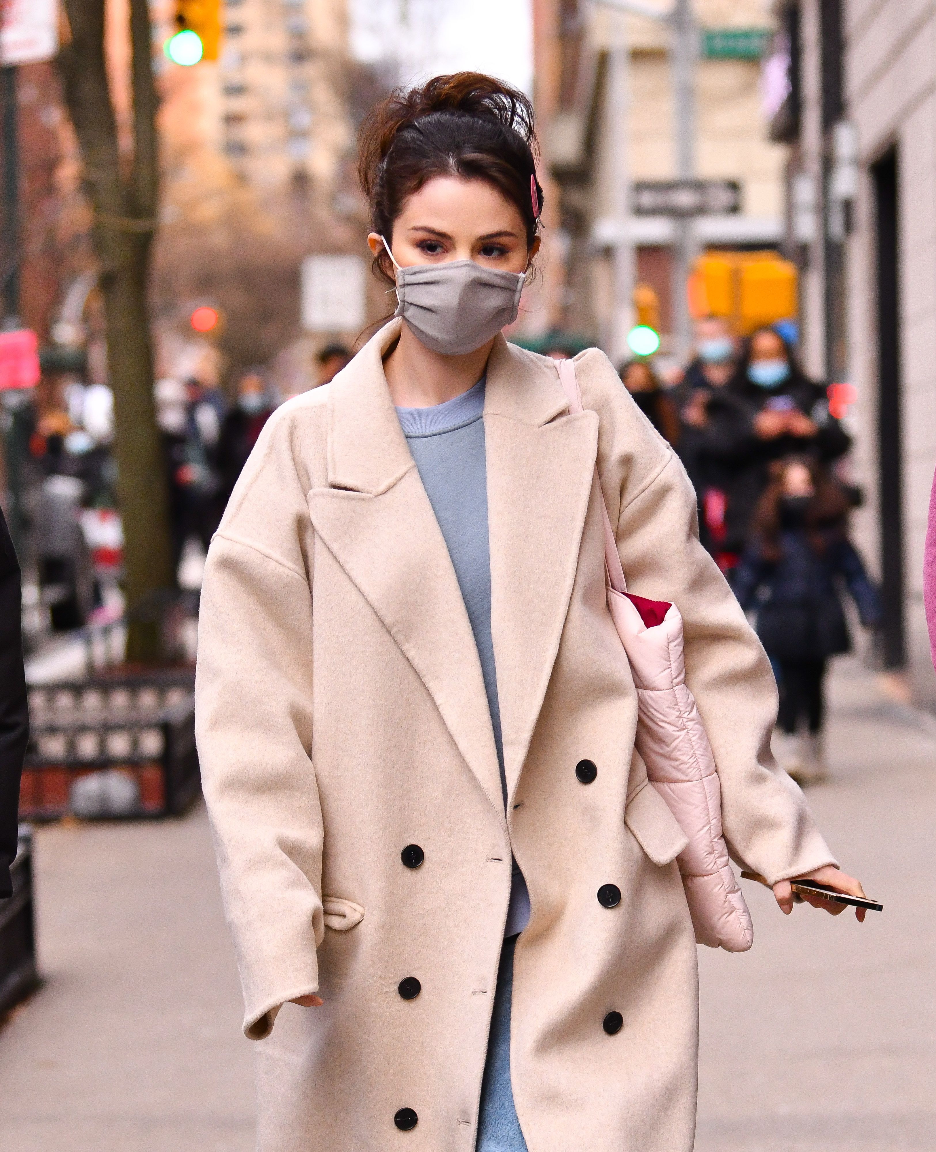 Selena Gomez salió a la calle con una peluca arcoíris en color pastel y lució completamente irreconocible