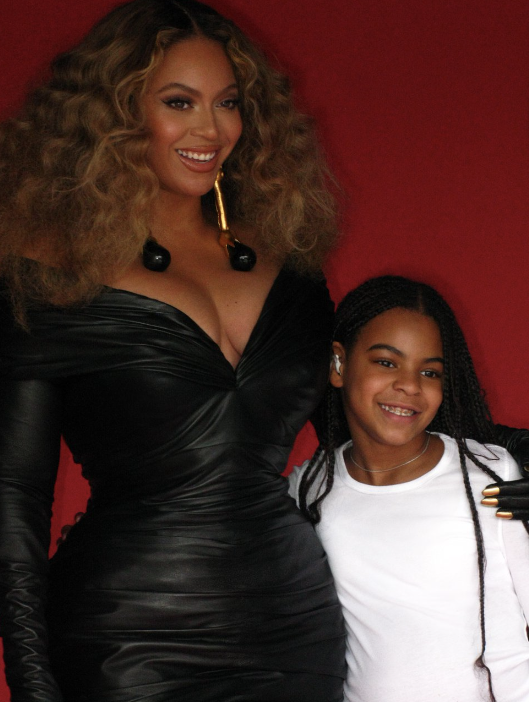 Beyoncé comparte fotos de Blue Ivy Carter, de 9 años, posando con su primer Grammy como una profesional