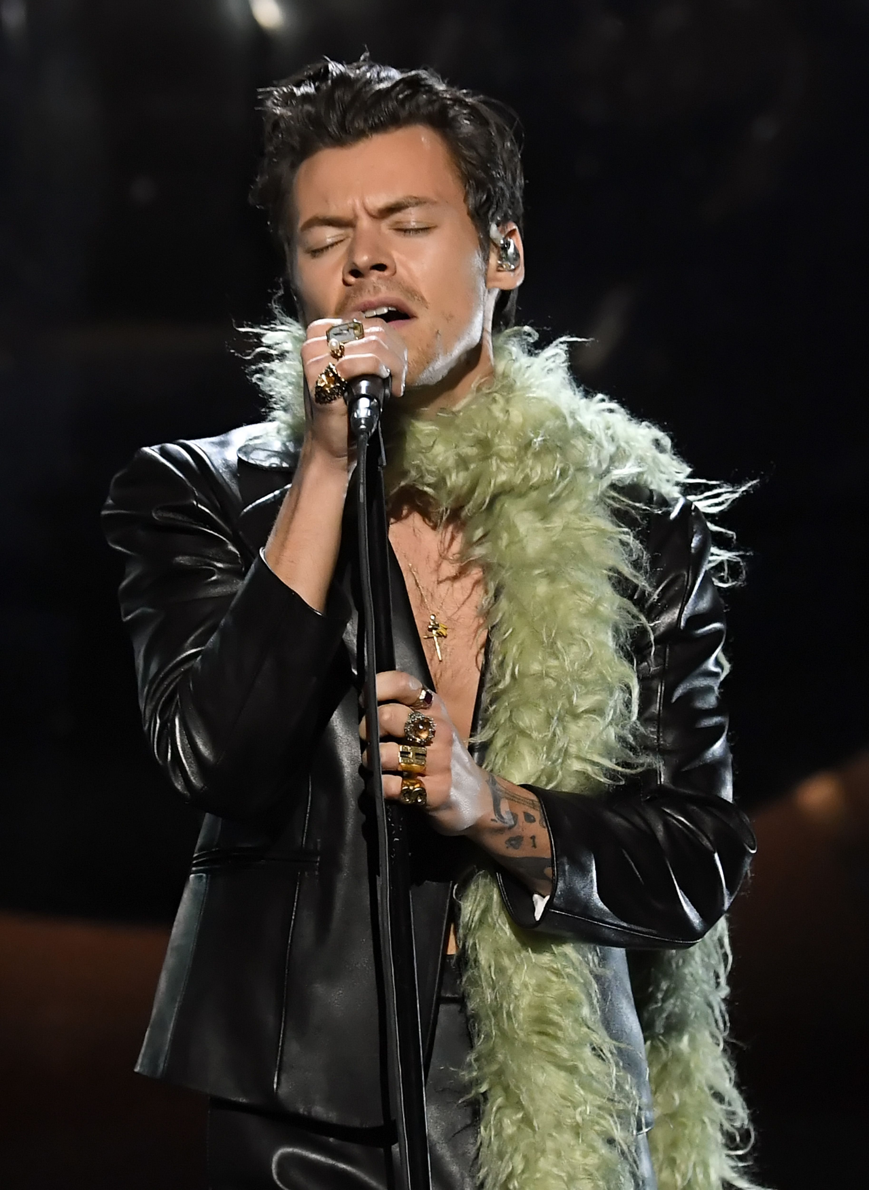 Como era de esperar, Twitter no se cansa de la actuación de Harry Styles en los Grammy 2021