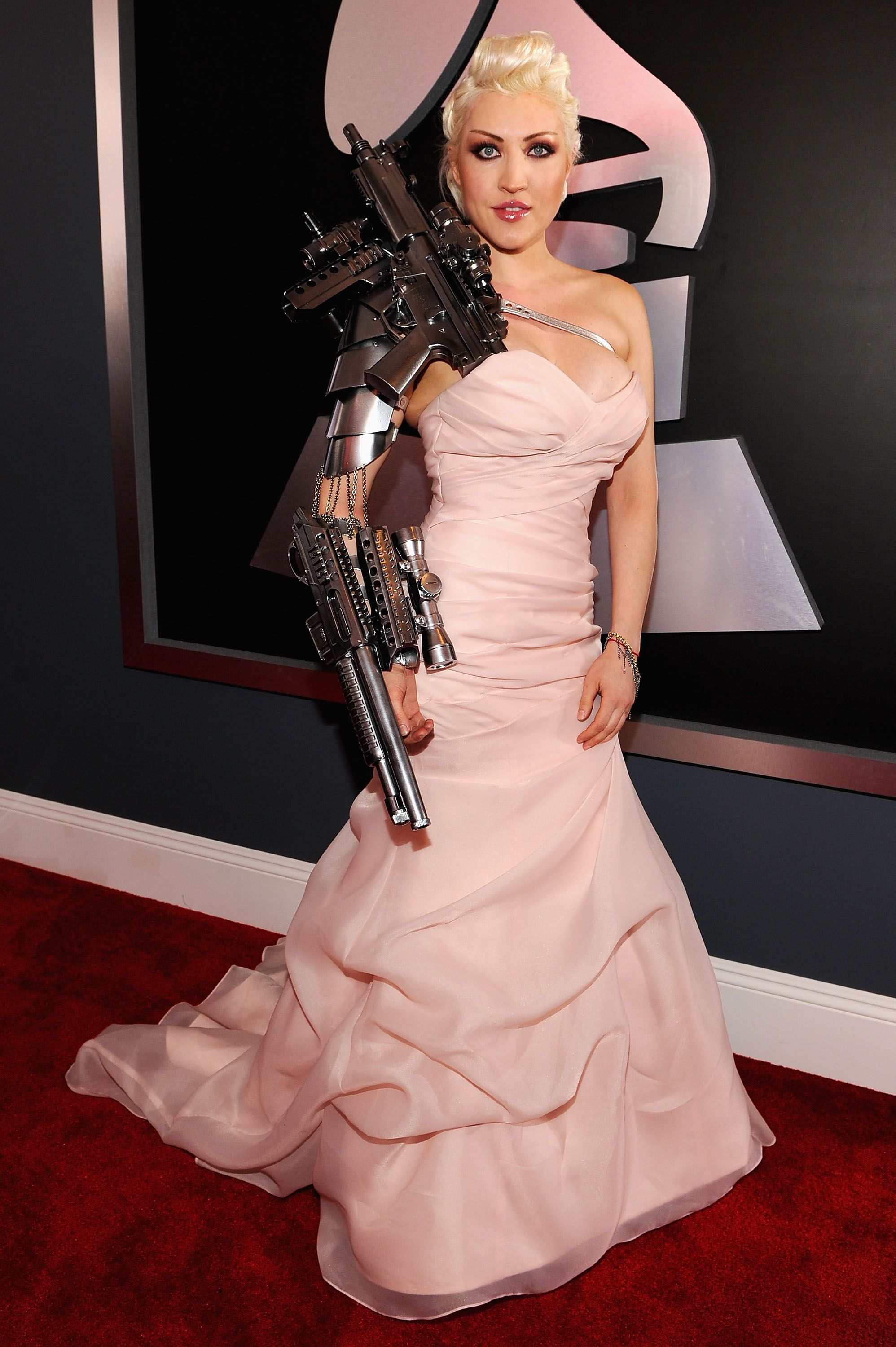 La moda más escandalosa de la alfombra roja de los Grammy de todos los tiempos